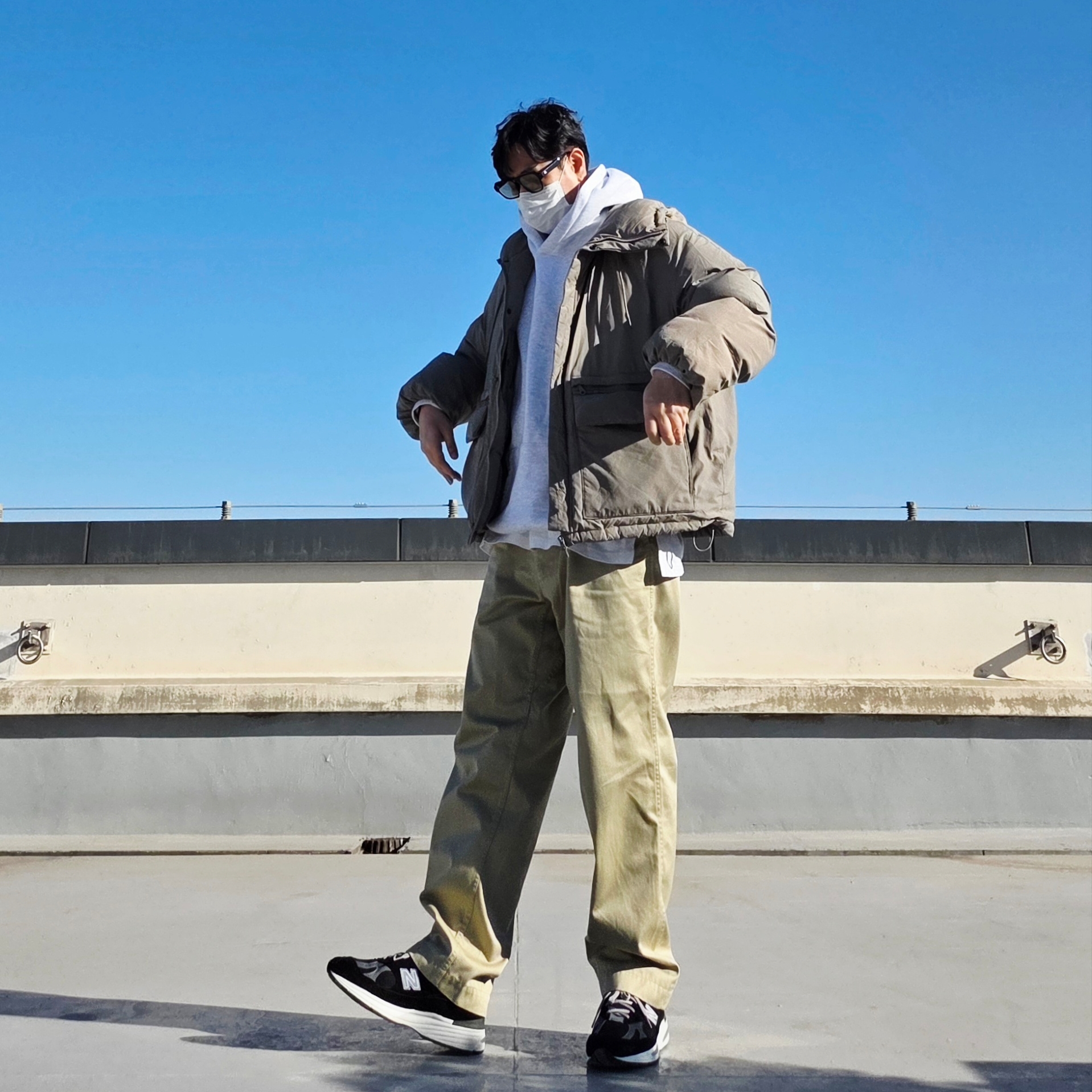 New Balance 991v2 Made in UK Black, Nanamica Wide Chino Pants Khaki 착용 스타일 - 2