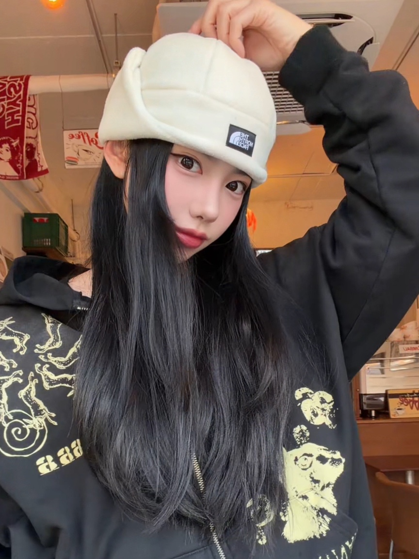 The North Face Fleece Earmuff Beanie Cream -25FW 착용 스타일
