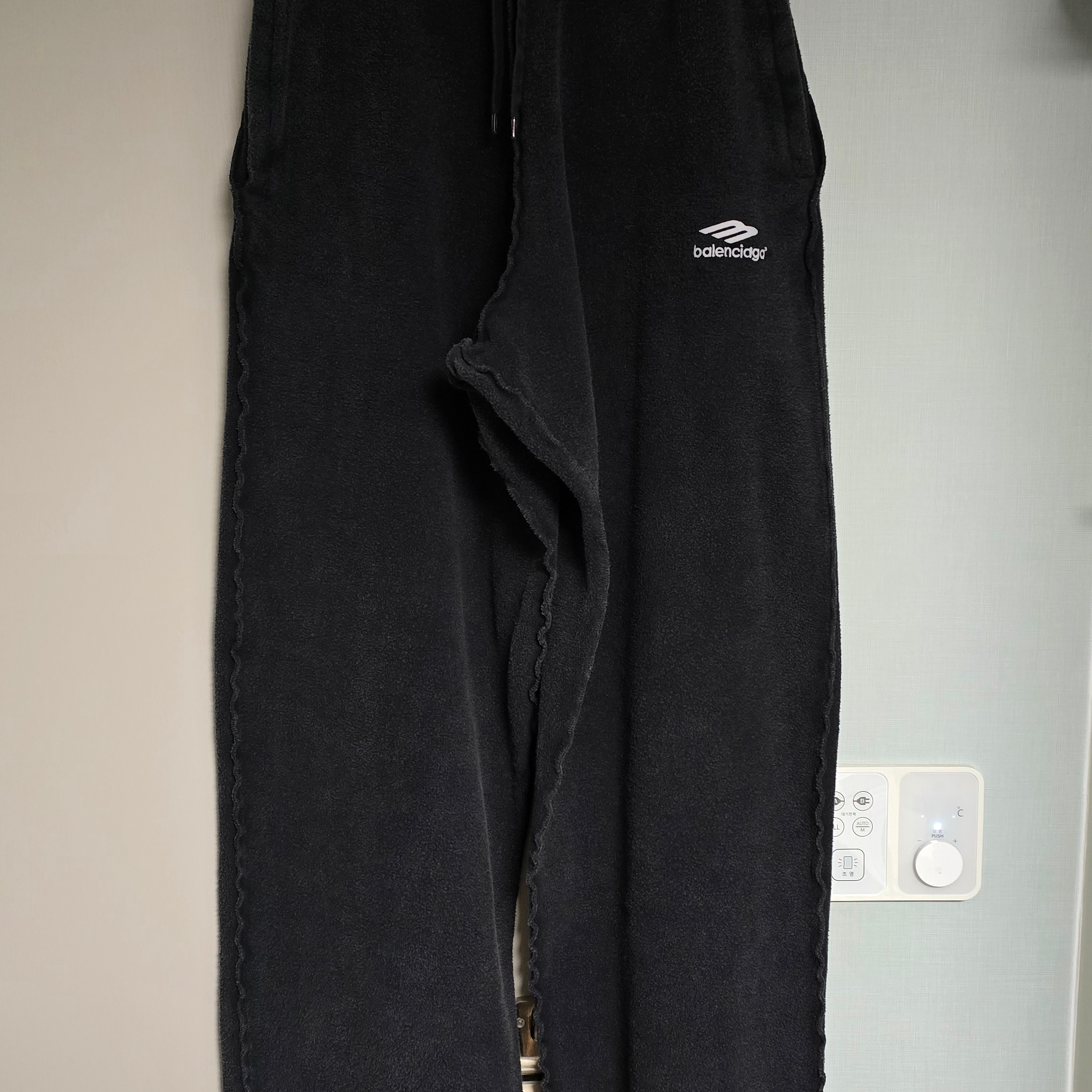 Balenciaga 3B Sports Icon Inside-Out Oversized Sweatpants Faded Black 착용 스타일 - 1