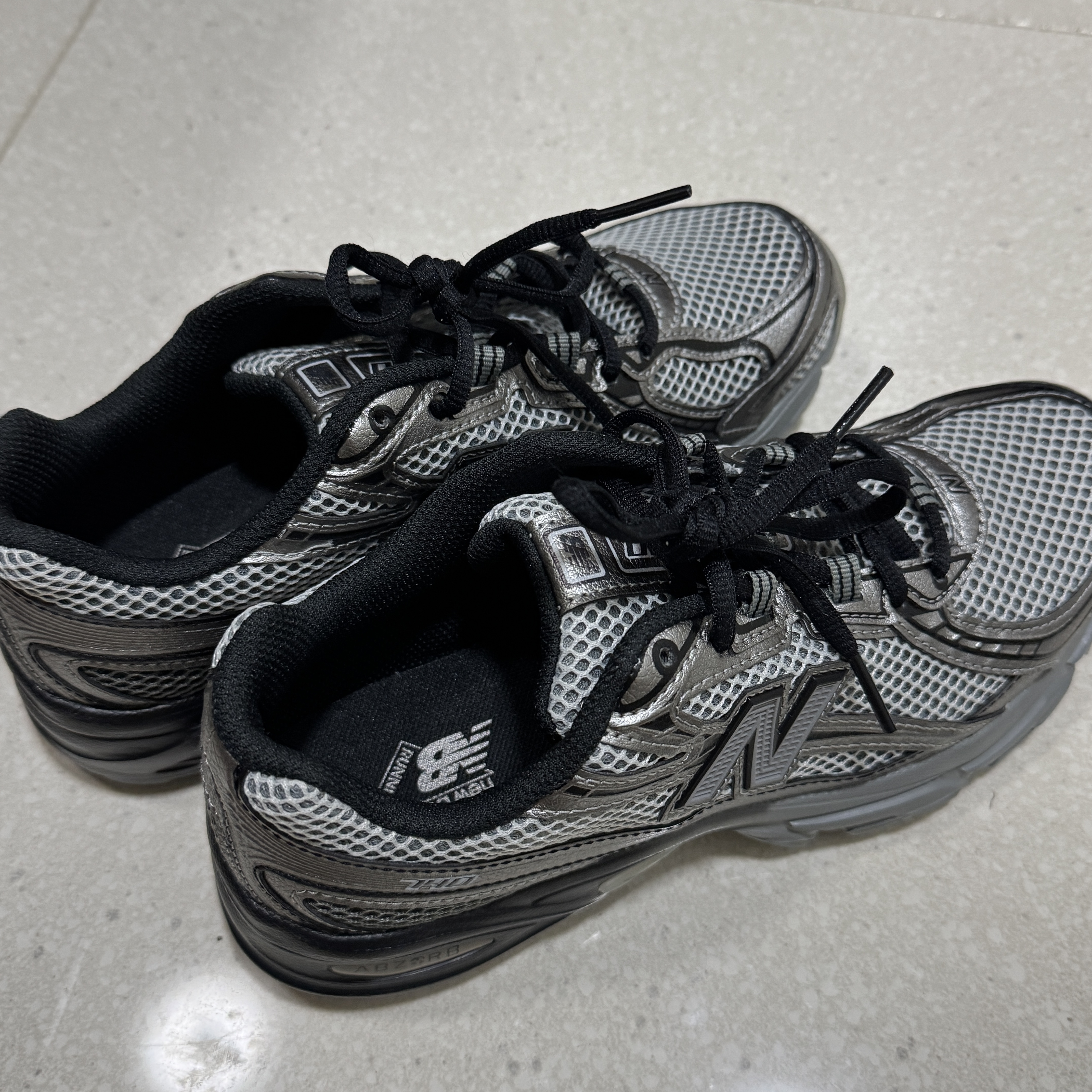 New Balance 740 Dark Silver Metallic 착용 스타일 - 1