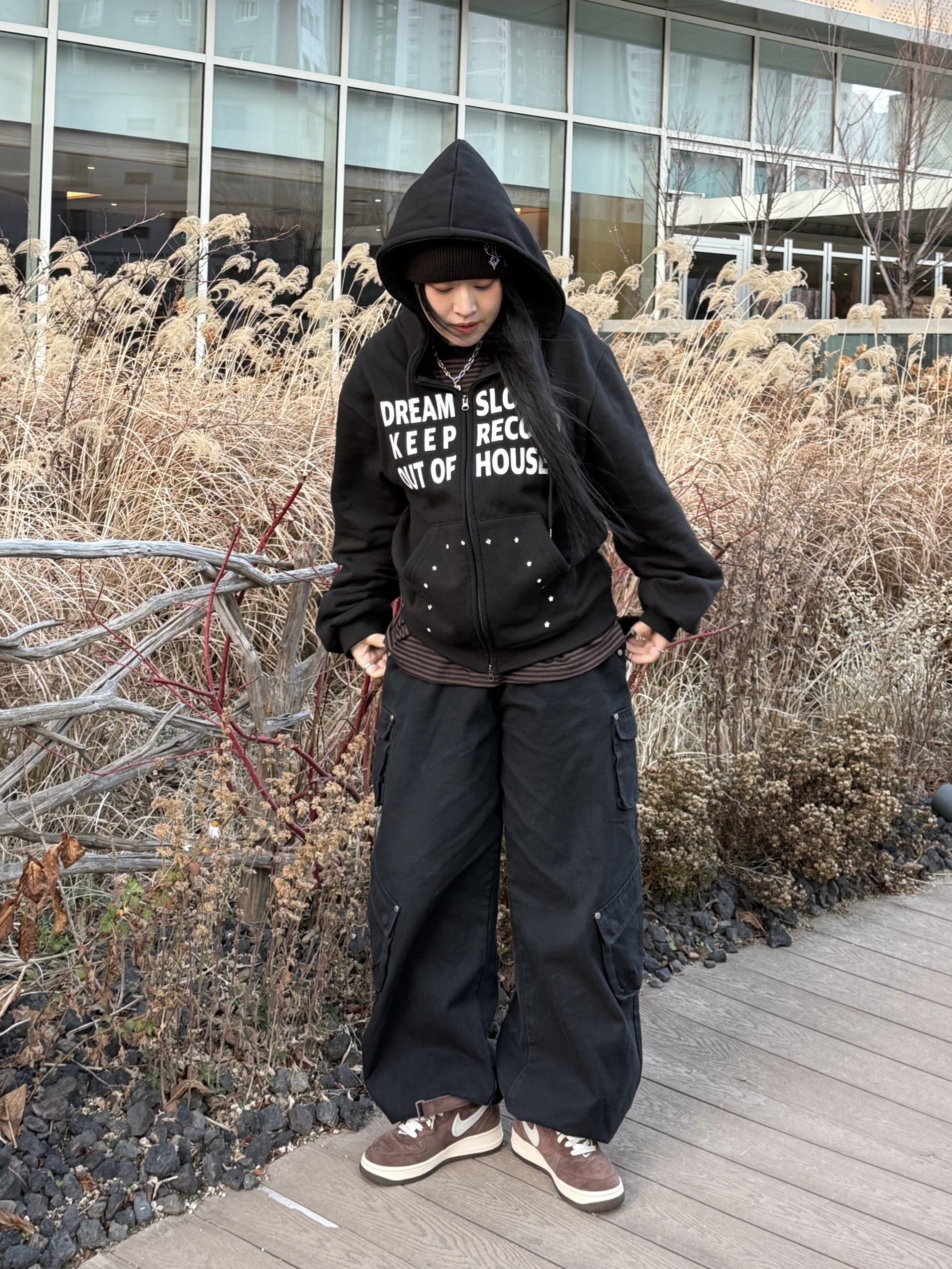 SLOW RECORD HOUSE Typo Star Hood Zip-up Black 착용 스타일 - 2