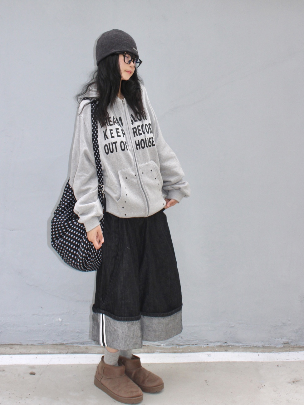 SLOW RECORD HOUSE Typo Star Hood Zip-Up Grey 착용 스타일 - 2