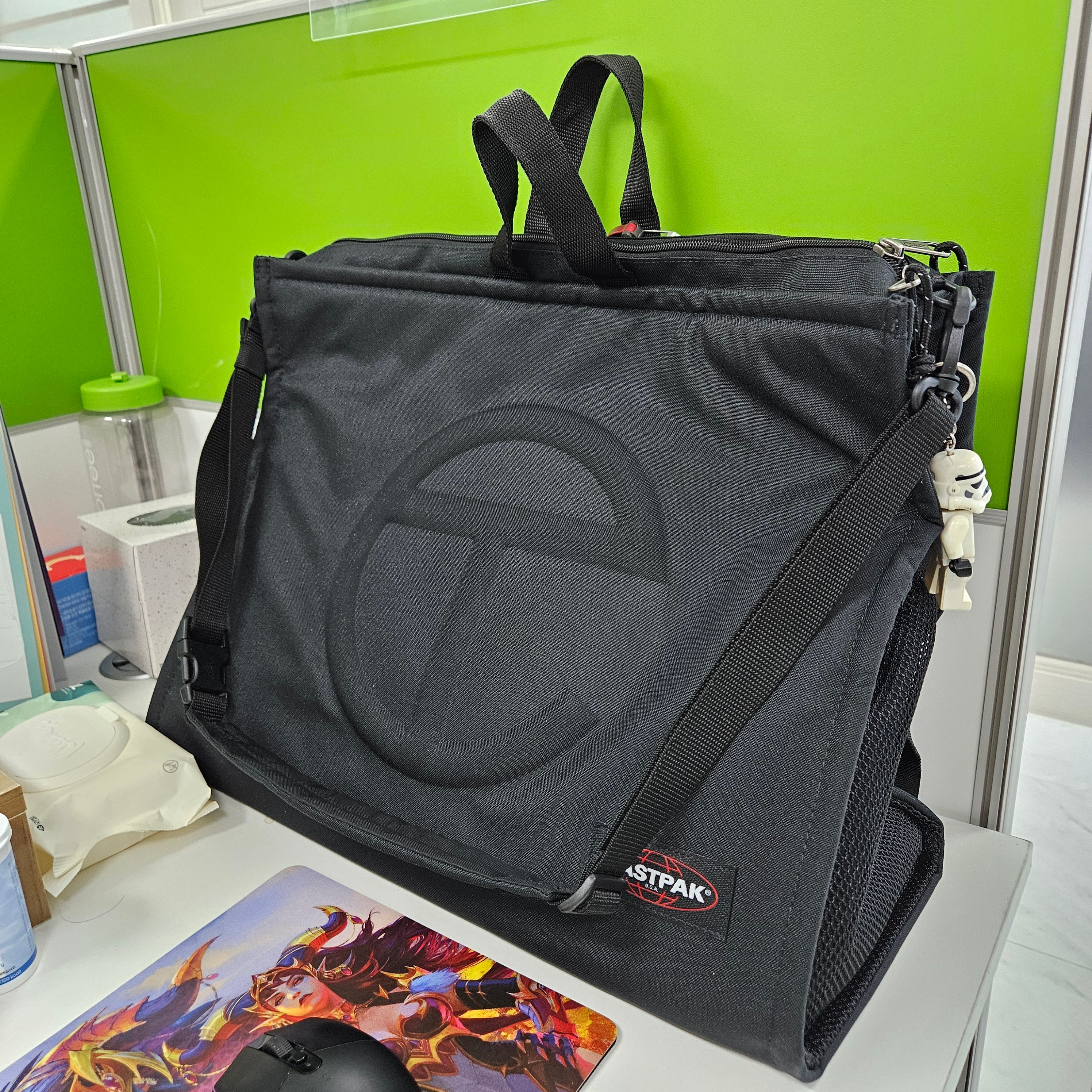 Telfar x Eastpak Large Shopper Black 착용 스타일