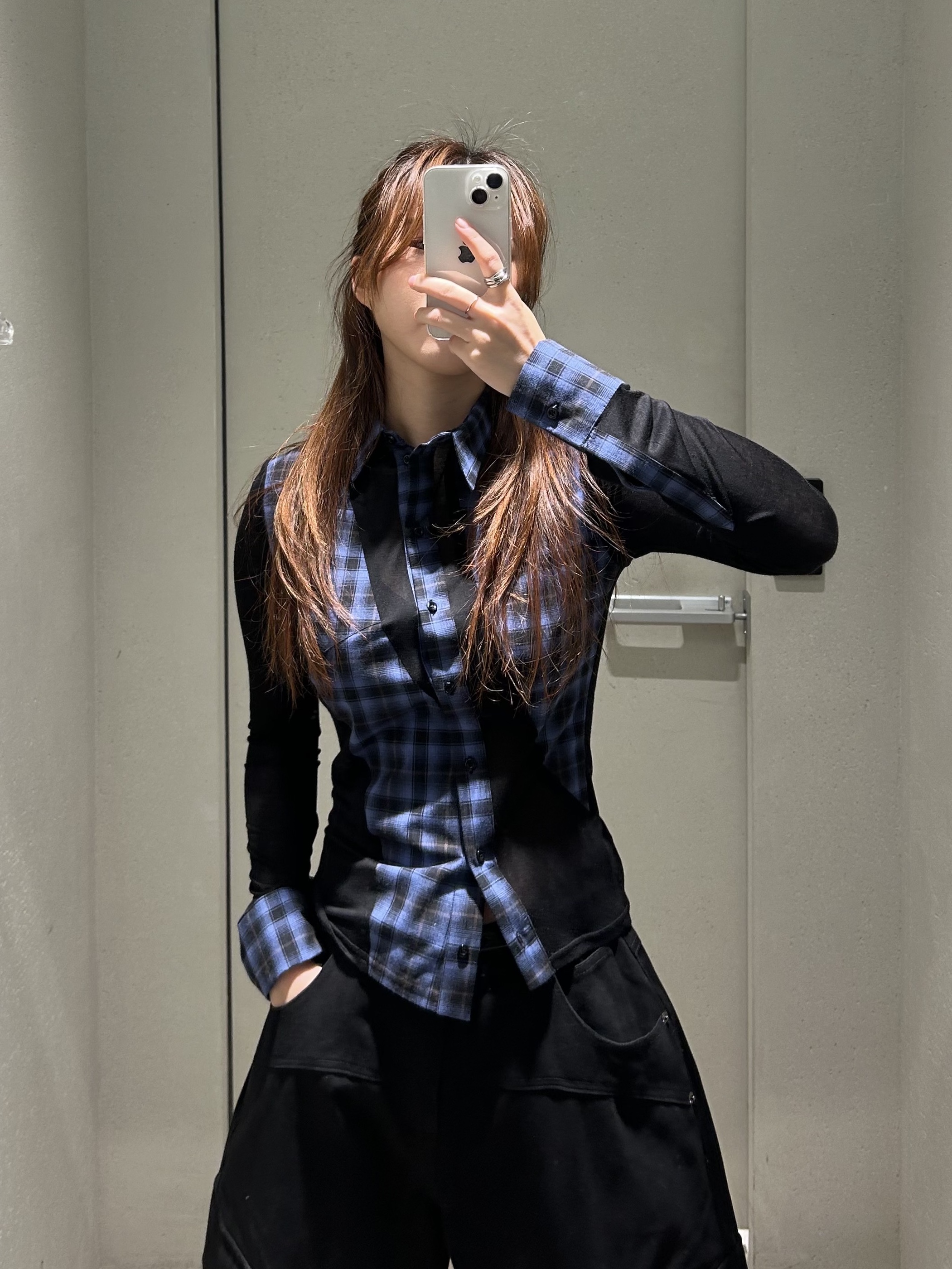 Rave Review Women Megah Tight Fitted Assymetric Button Down Shirt Black Grey - 25FW 착용 스타일 - 1
