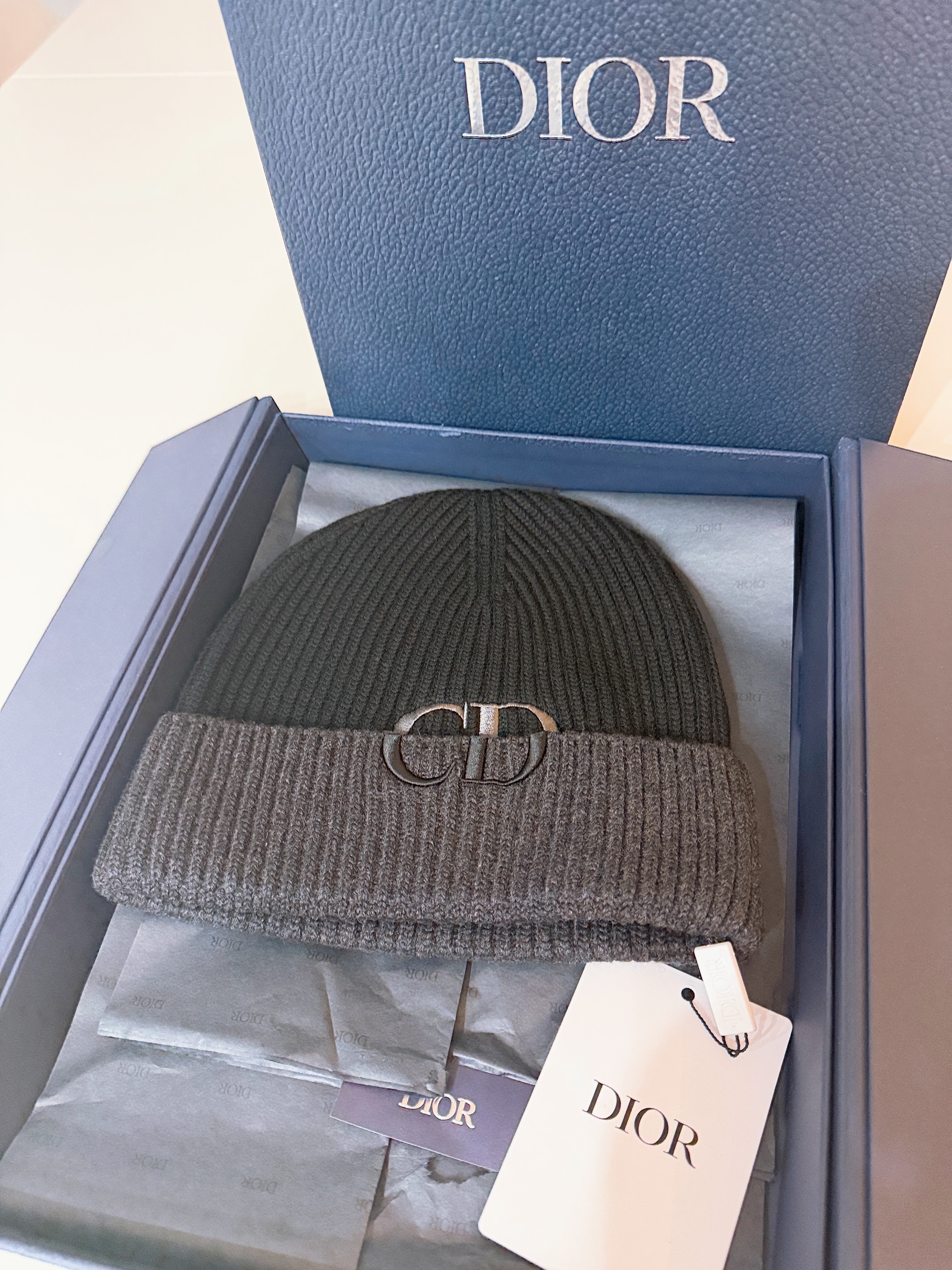 Dior CD Icon Beanie Virgin Wool Knit Black Deep Gray 착용 스타일 - 5