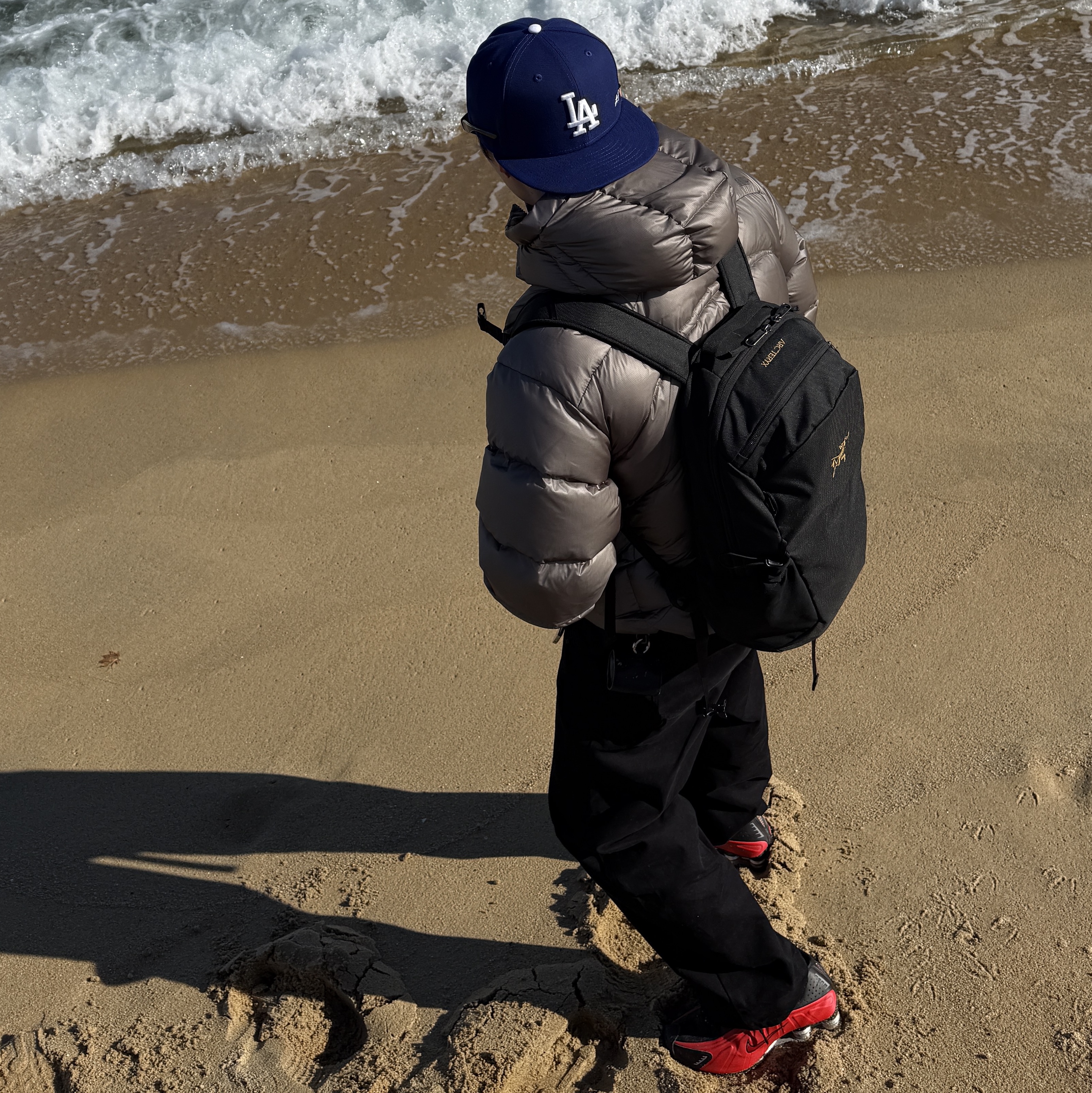 Arc'teryx Mantis 26 Backpack Black, New Era 59Fifty MLB 2025 Player LA Dodgers Shohei Ohtani Fitted Cap Dark Royal 착용 스타일 - 1