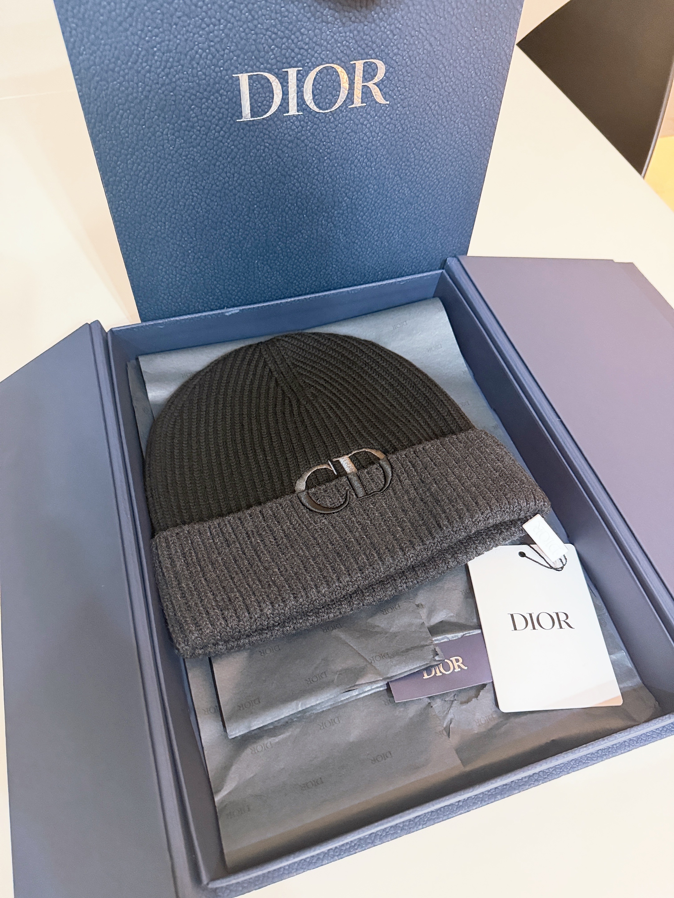 Dior CD Icon Beanie Virgin Wool Knit Black Deep Gray 착용 스타일 - 3
