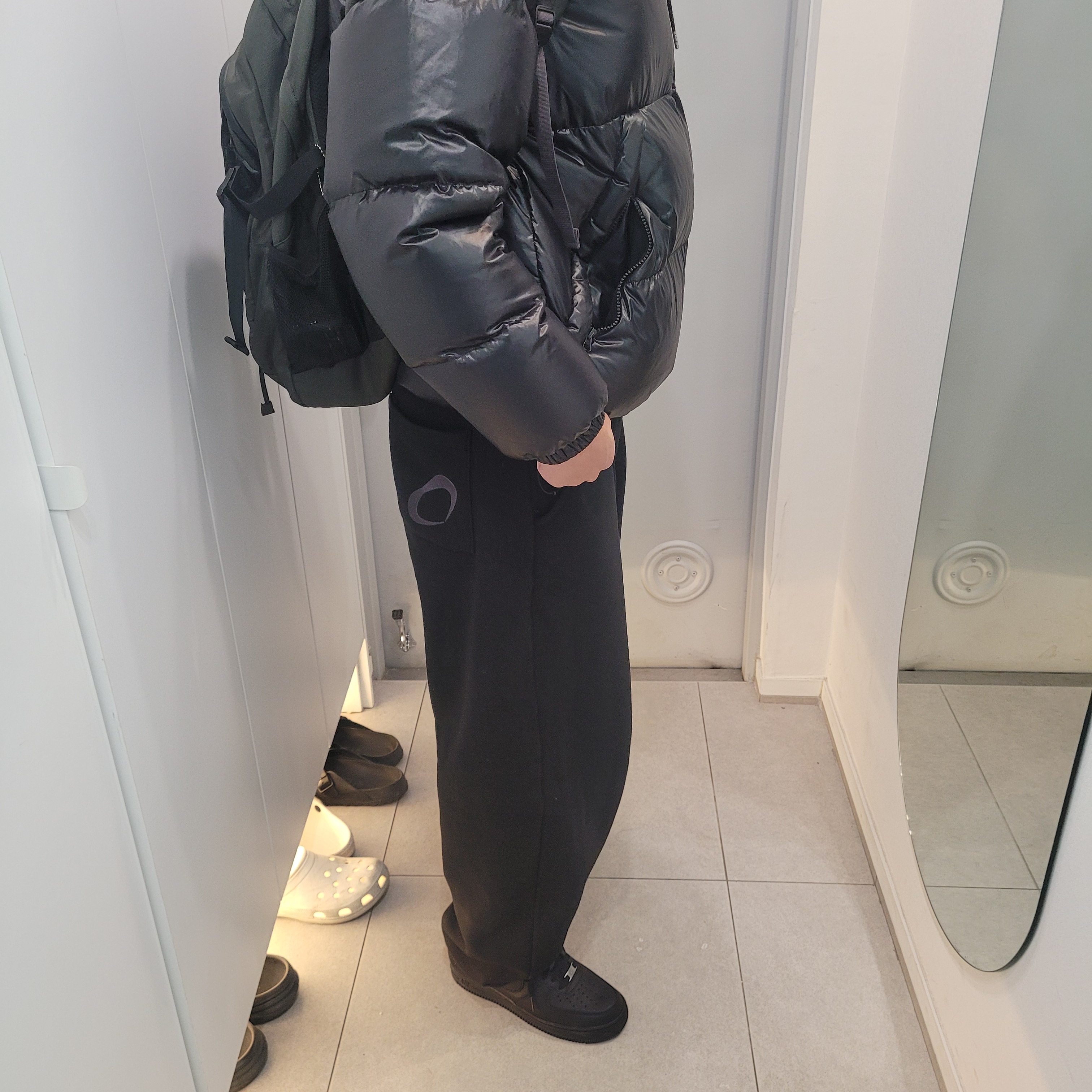 Nike Air Force 1 '07 Low Triple Black 착용 스타일
