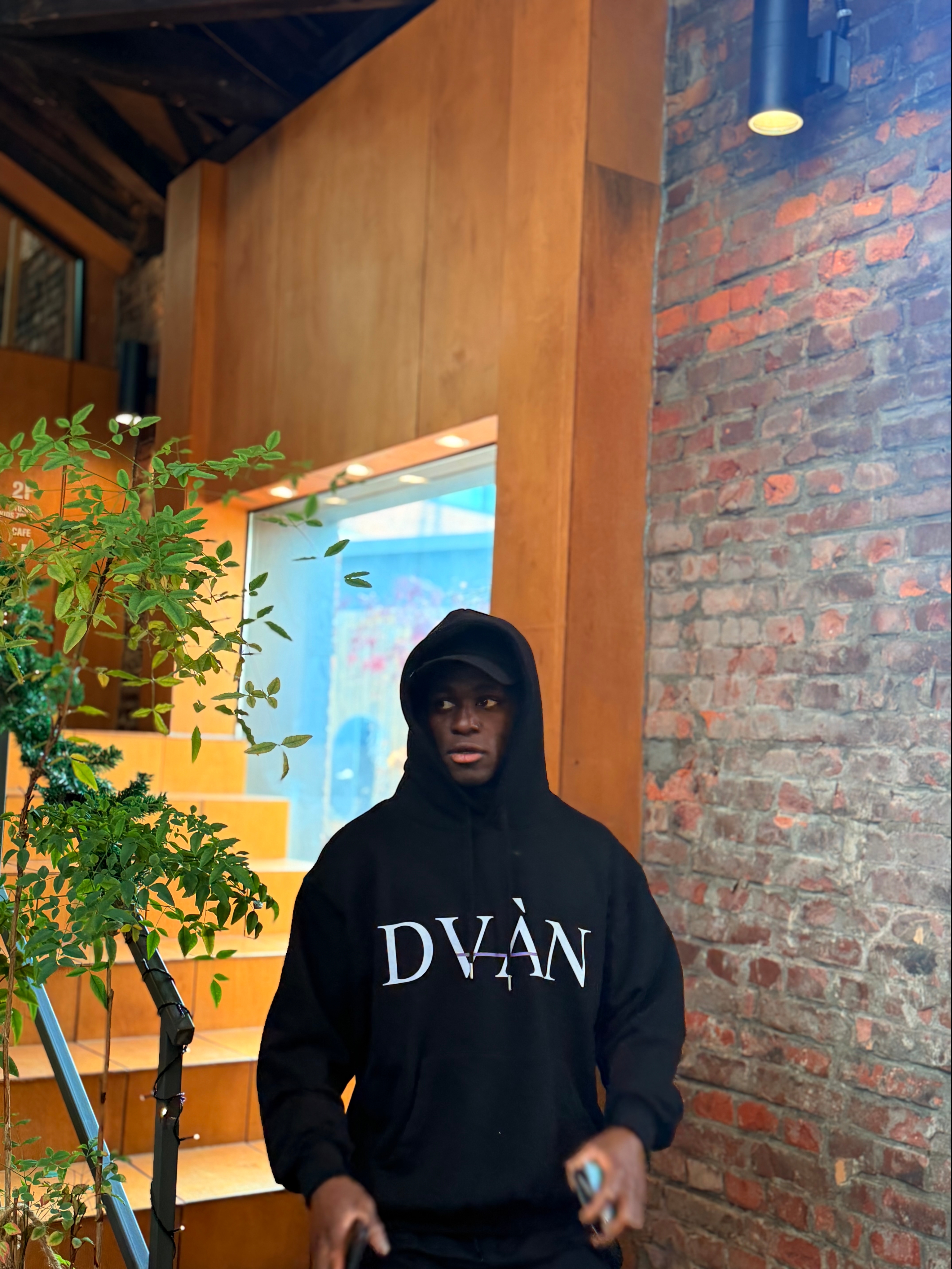 DVAN Rainbow Hoodie Black, DVAN DD Gothic Logo Cap Cobalt Blue 착용 스타일 - 1
