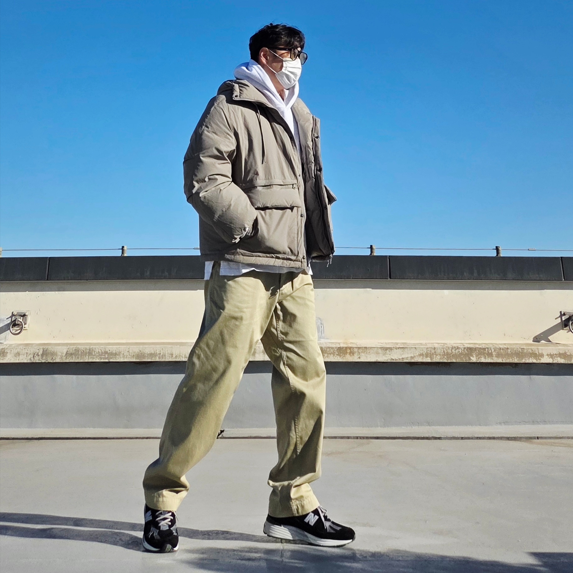 New Balance 991v2 Made in UK Black, Nanamica Wide Chino Pants Khaki 착용 스타일 - 3