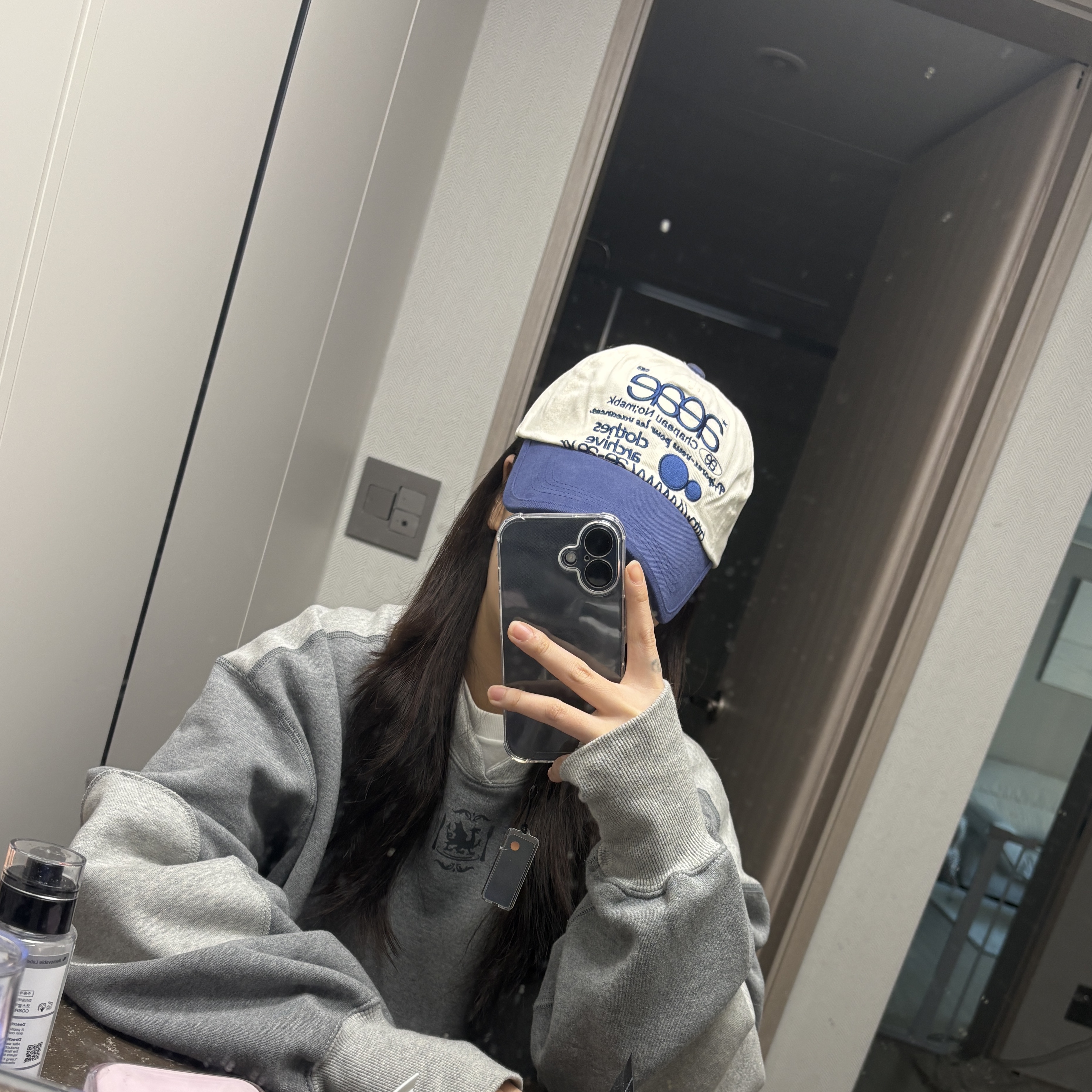 AEAE Web Logo Two Tone Ball Cap White & Blue, IAB Studio x Delicious in Dungeon Laios Sweatshirt Gray 착용 스타일 - 1