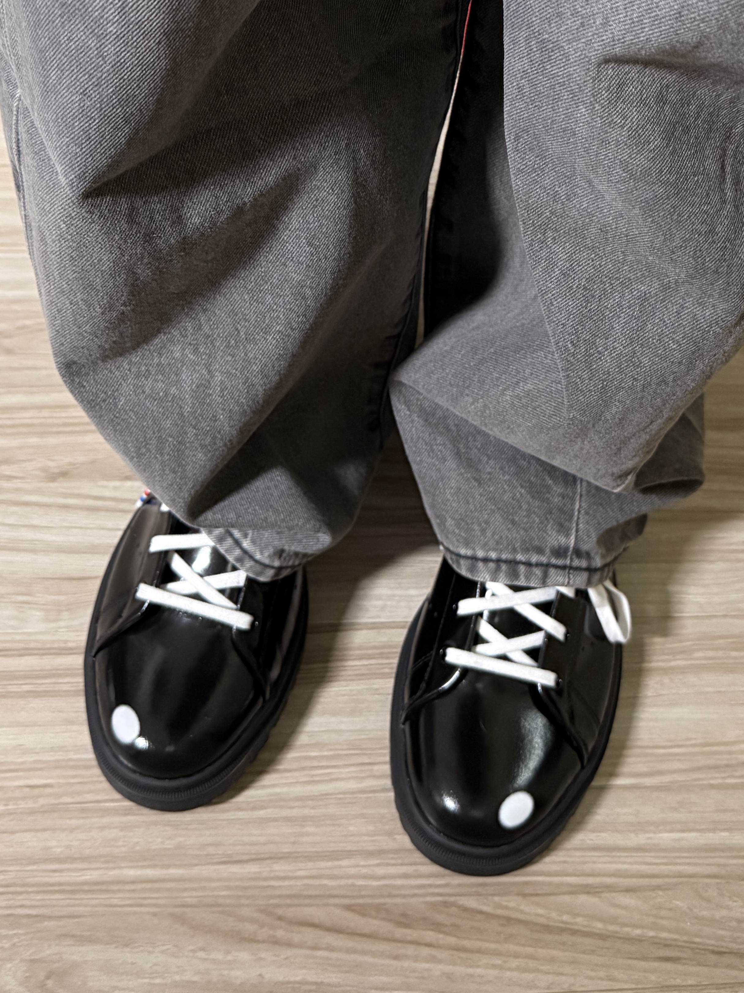 Adidas x Spongebob Stan Smith Freizeit Core Black, GU Barrel Leg Jeans Gray 착용 스타일