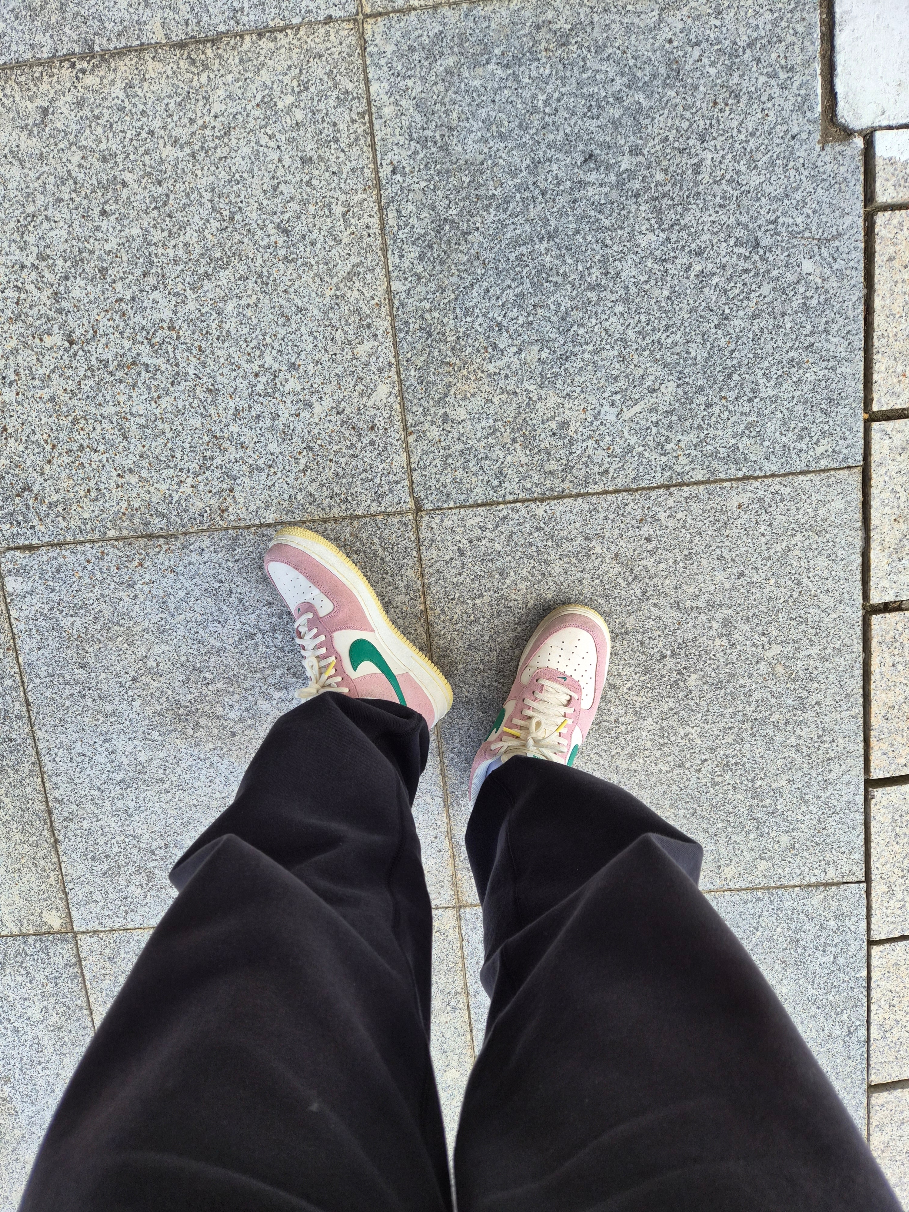 Nike Air Force 1 '07 Sail Medium Soft Pink 착용 스타일