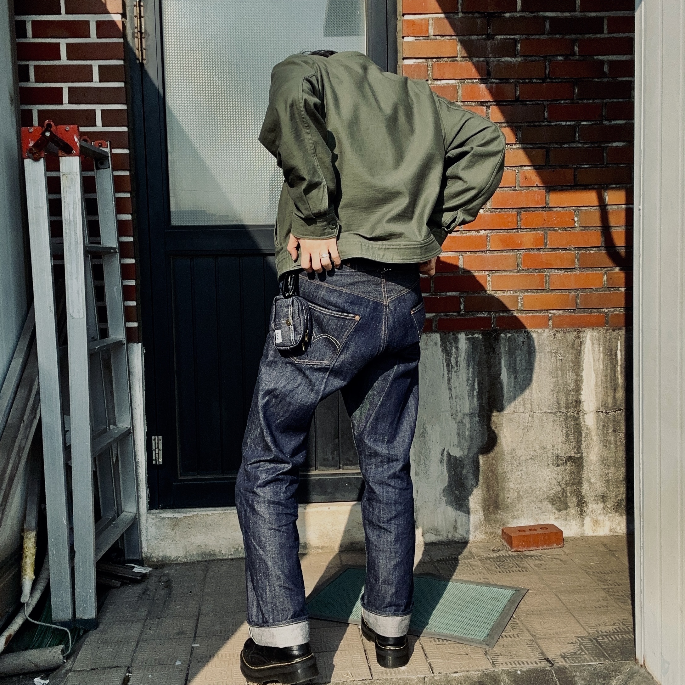 Levi's LVC 1922 501 Jean Rigid 150th Anniversary Limited Edition, Dr. Martens Jadon III Boots Black 착용 스타일 - 1