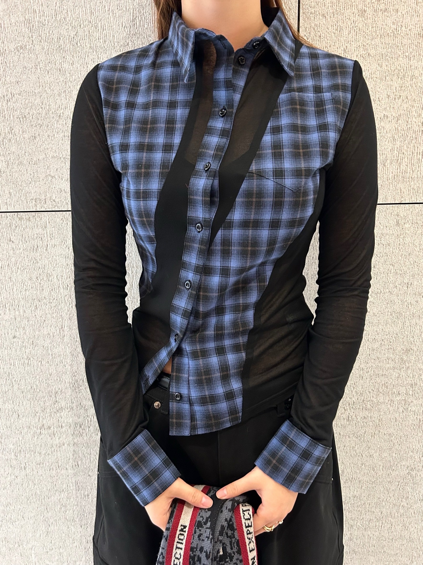 Rave Review Women Megah Tight Fitted Assymetric Button Down Shirt Black Grey - 25FW 착용 스타일 - 4