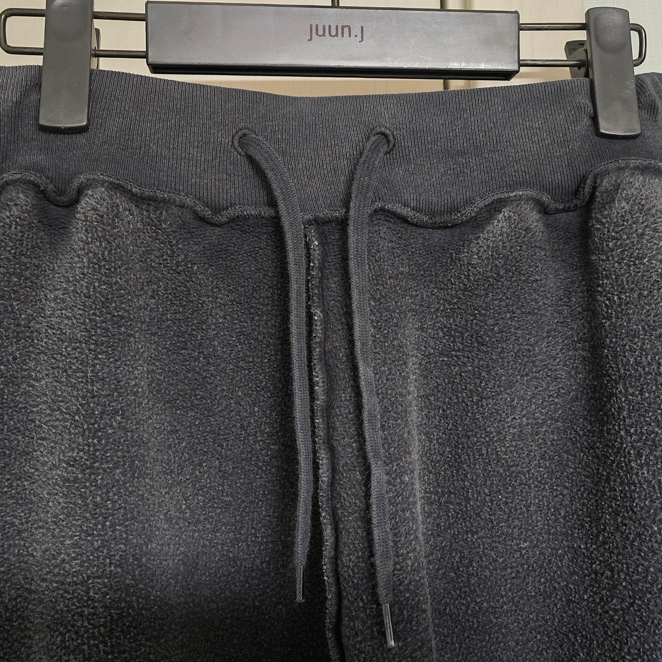 Balenciaga 3B Sports Icon Inside-Out Oversized Sweatpants Faded Black 착용 스타일 - 3
