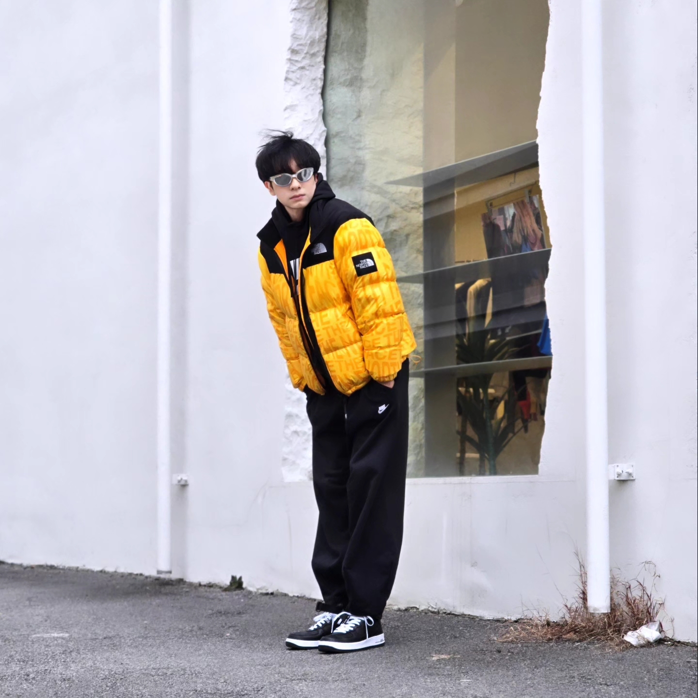 The North Face White Label Novelty Nuptse Down Jacket P Yellow, Nike NSW Club Fleece Graphic Pullover Hoodie black - Asia 착용 스타일 - 4