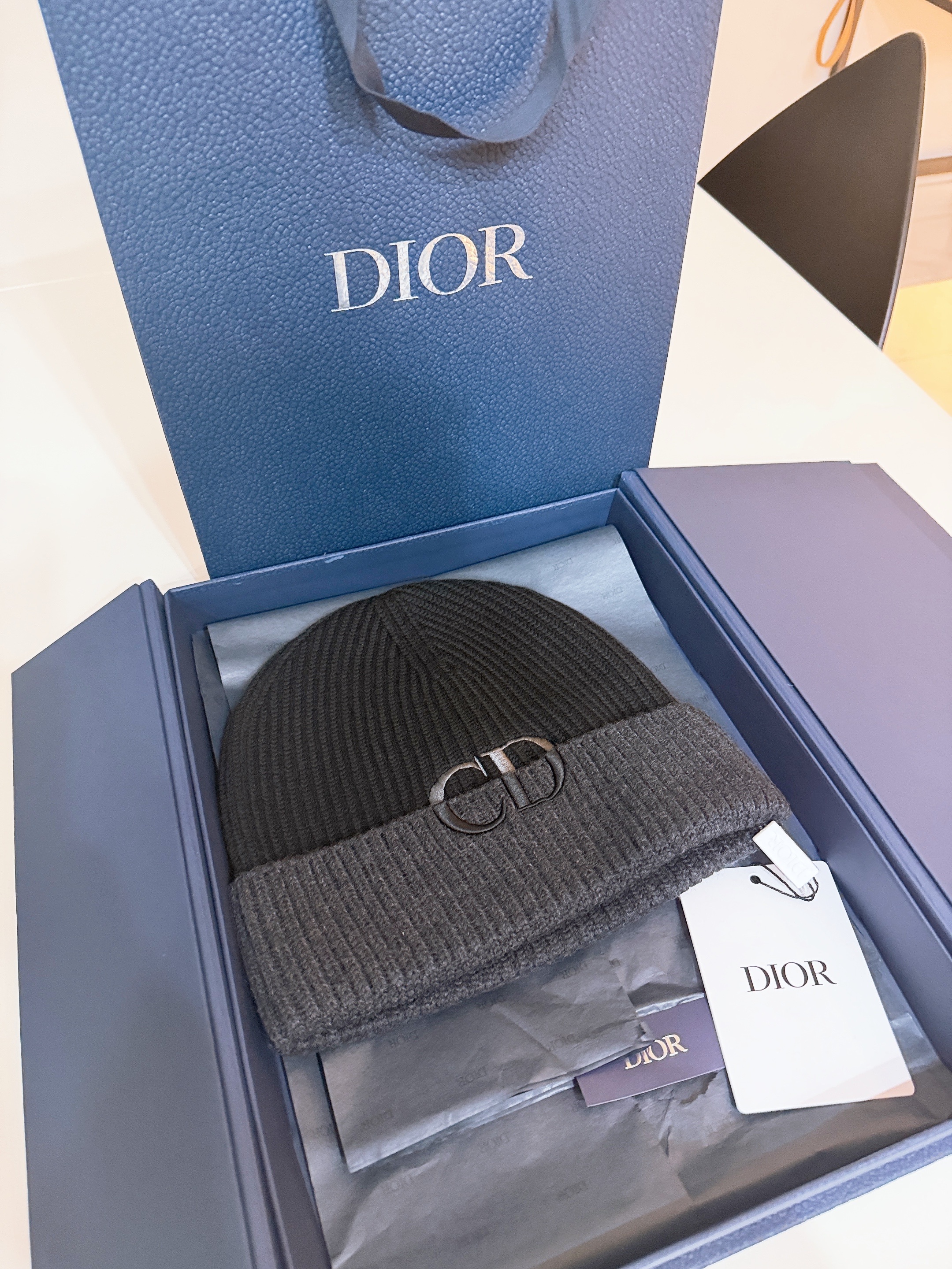 Dior CD Icon Beanie Virgin Wool Knit Black Deep Gray 착용 스타일 - 4