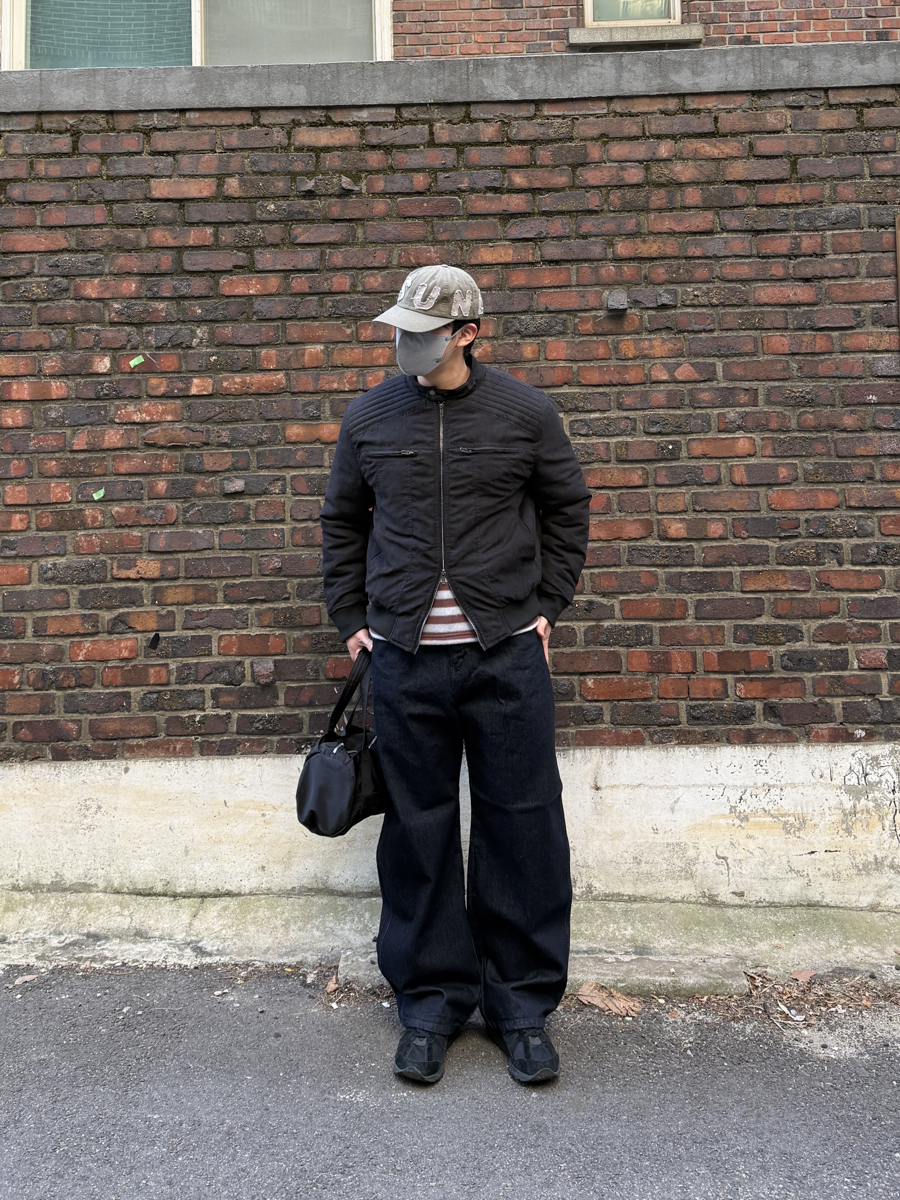 Sunlove Capital Cap Stone, New Balance 878 Triple Black 착용 스타일 - 2