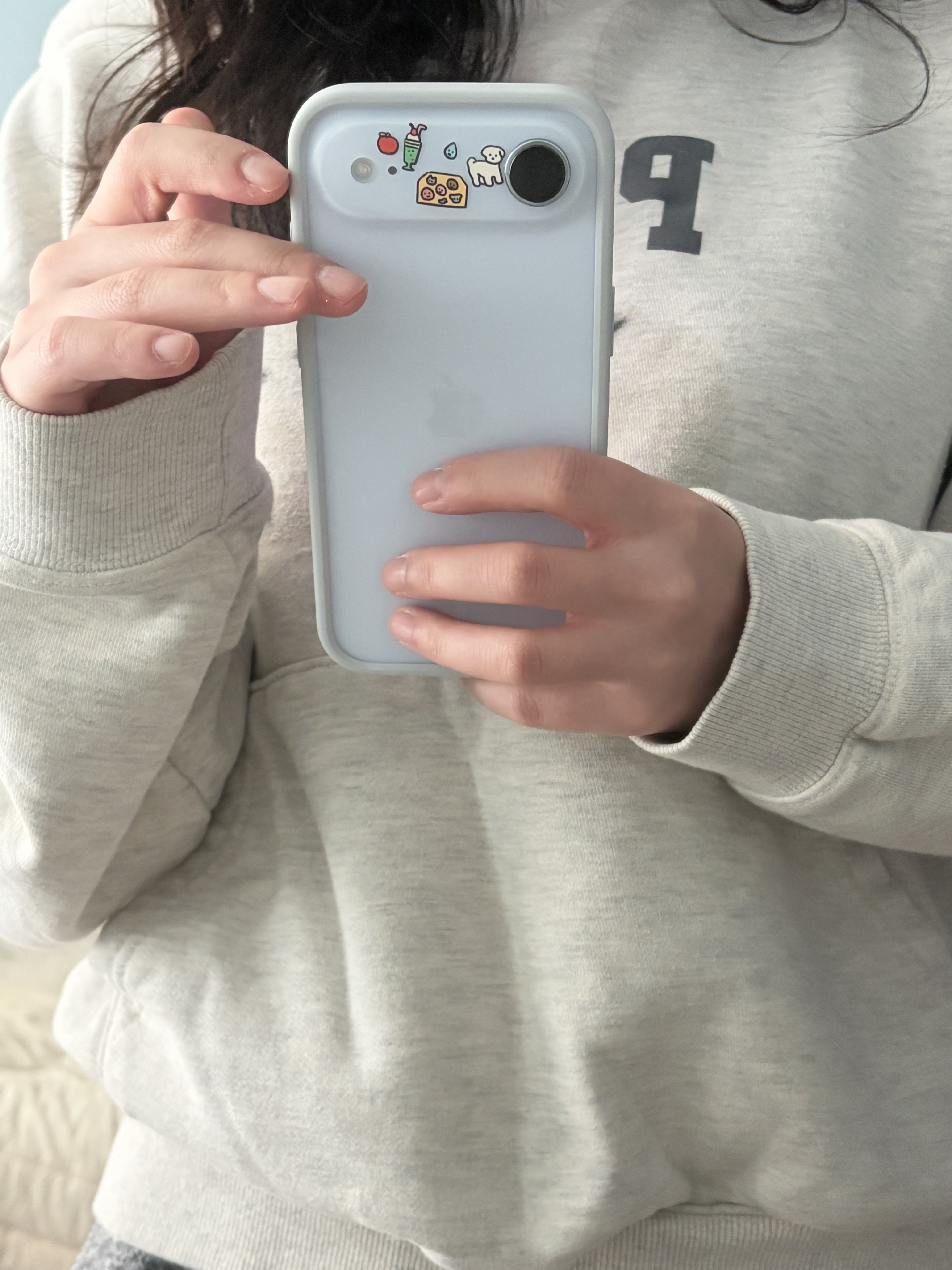 Apple iPhone 17 Air 256GB Sky Blue 착용 스타일 - 2