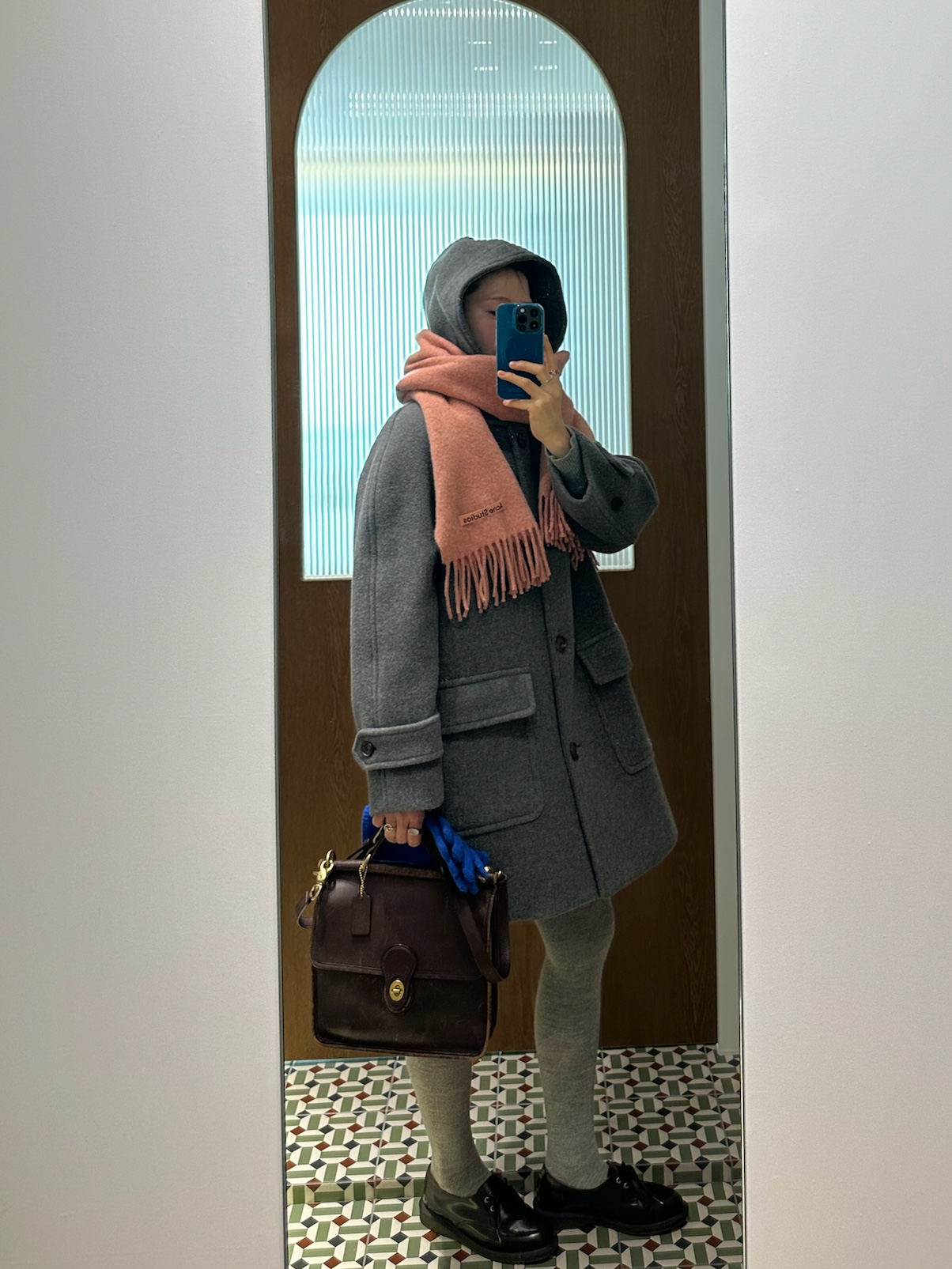 Acne Studios Narrow Wool Fringe Muffler Rose Melange, Dr. Martens 1461 Arcadia Leather Shoes Cherry Red Arcadia 착용 스타일 - 5