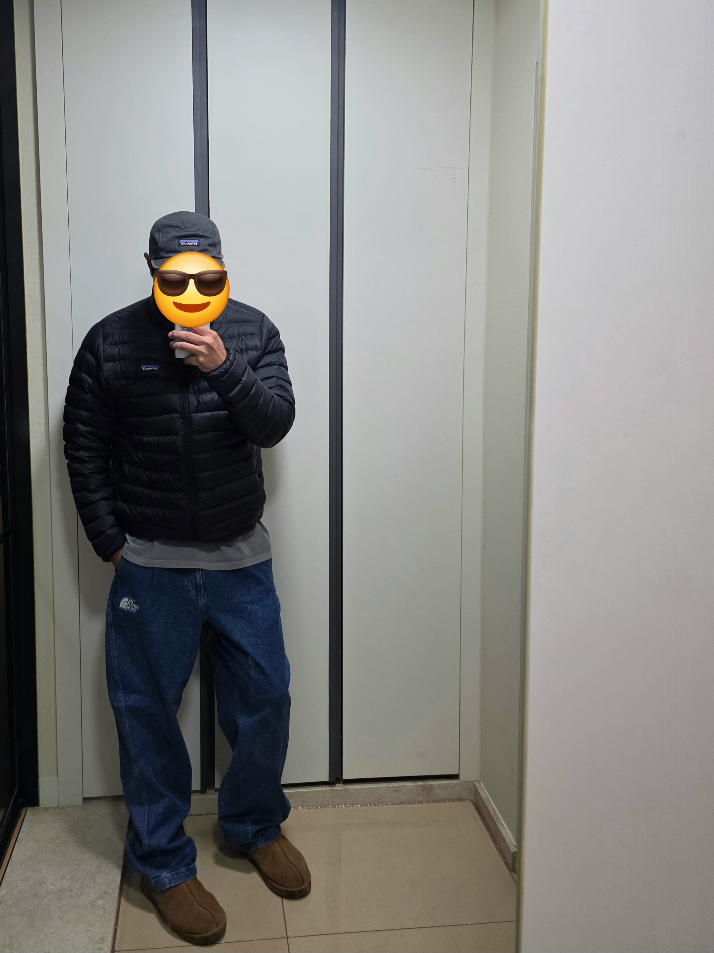 Patagonia Down Sweater Black, UGG Tasman Slipper Chestnut 착용 스타일 - 1