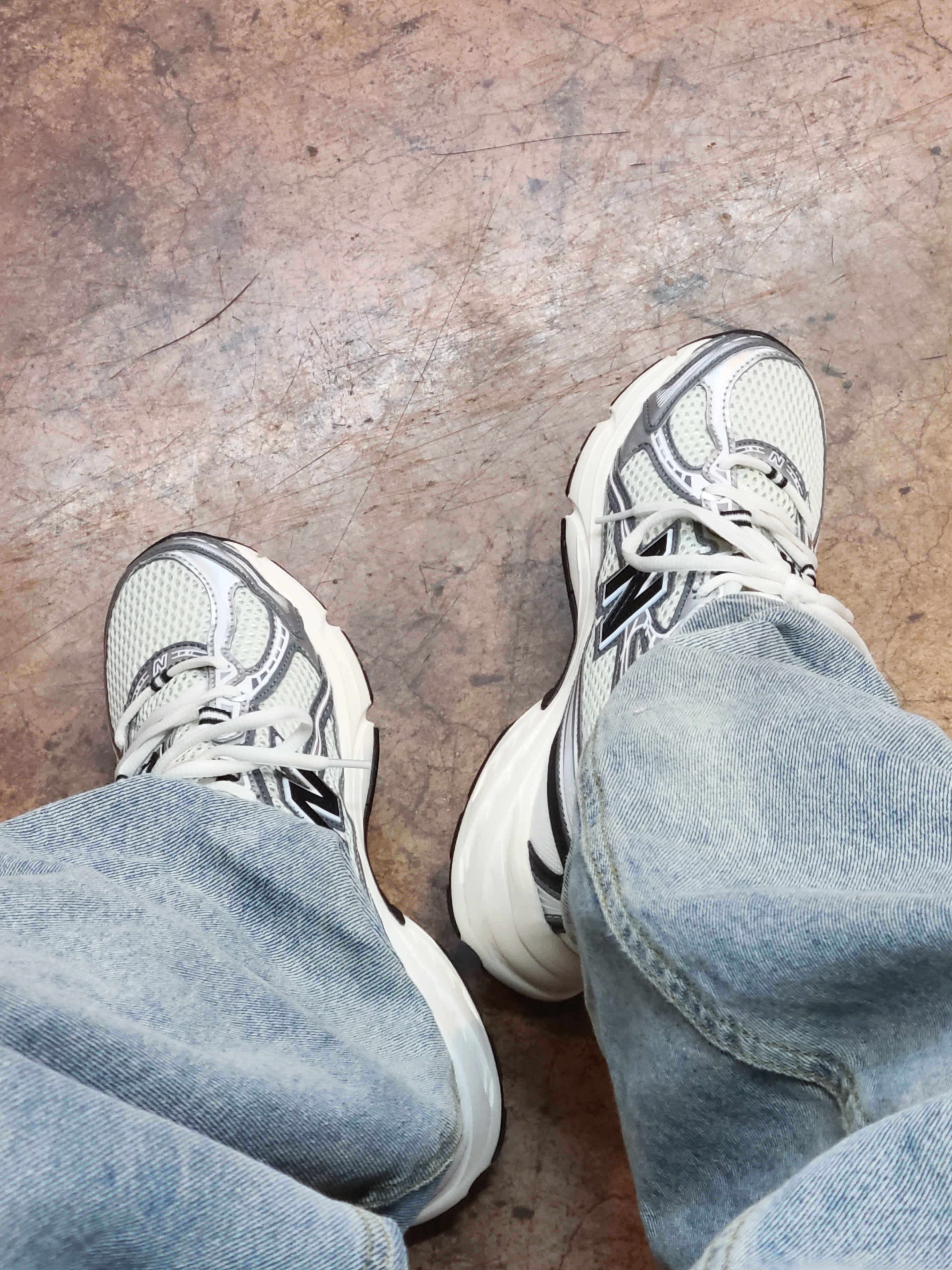 New Balance 740 Sea Salt Black 착용 스타일