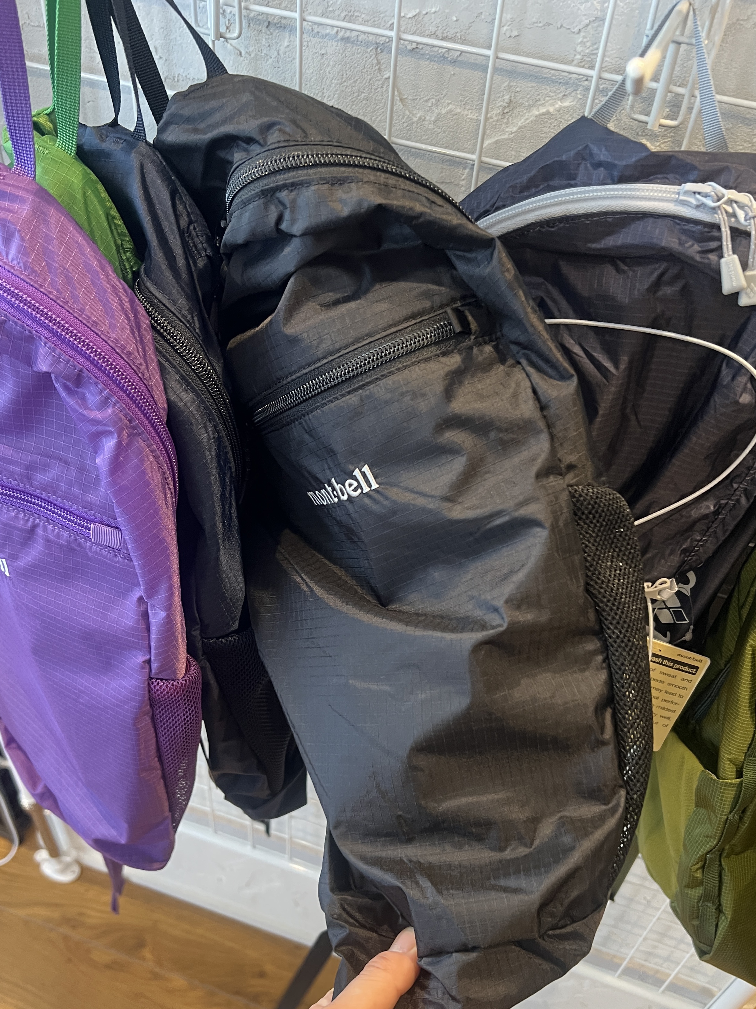 Montbell Pocketable Light Pack 10 Black 착용 스타일