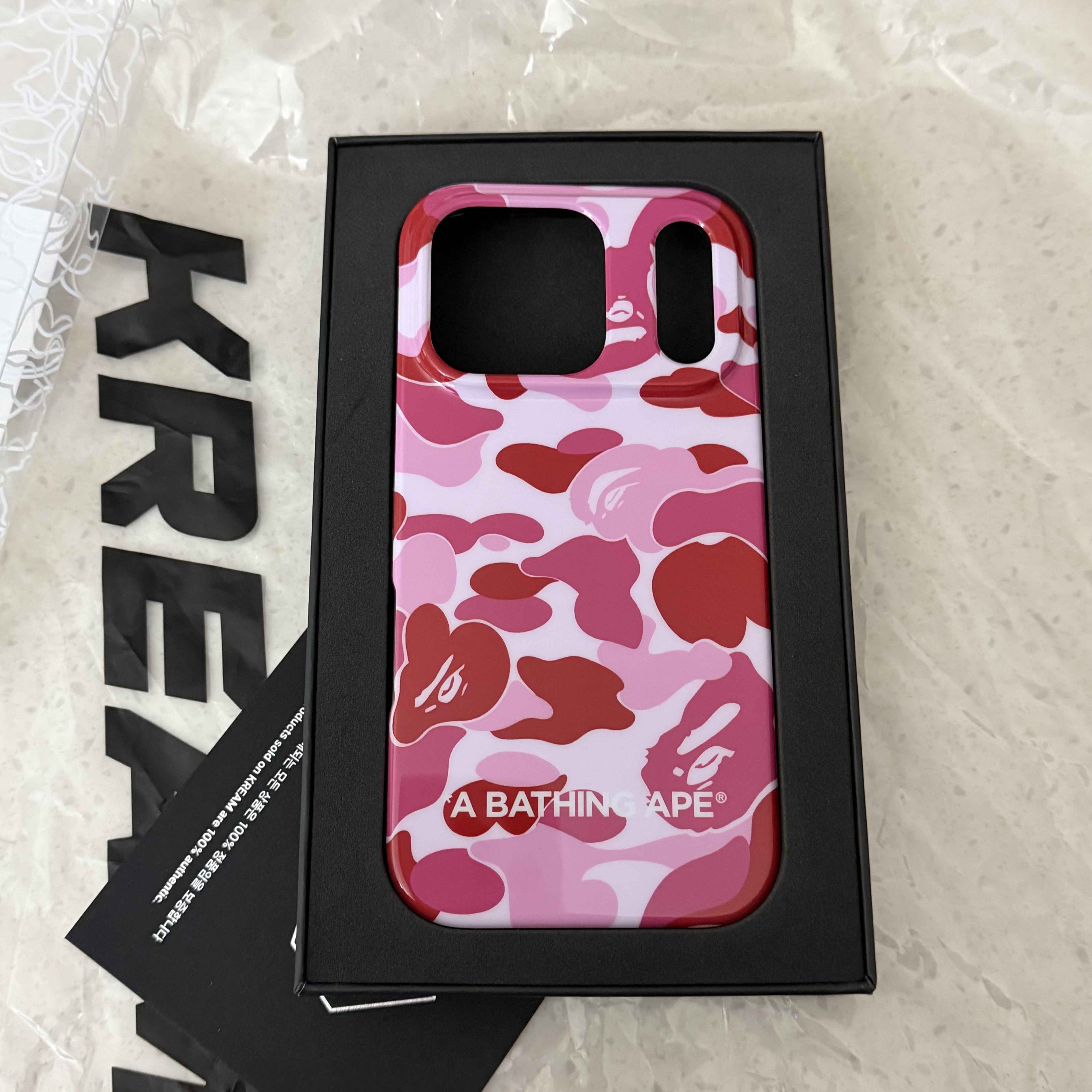 BAPE ABC Camo iPhone 17 Pro Case Pink 착용 스타일