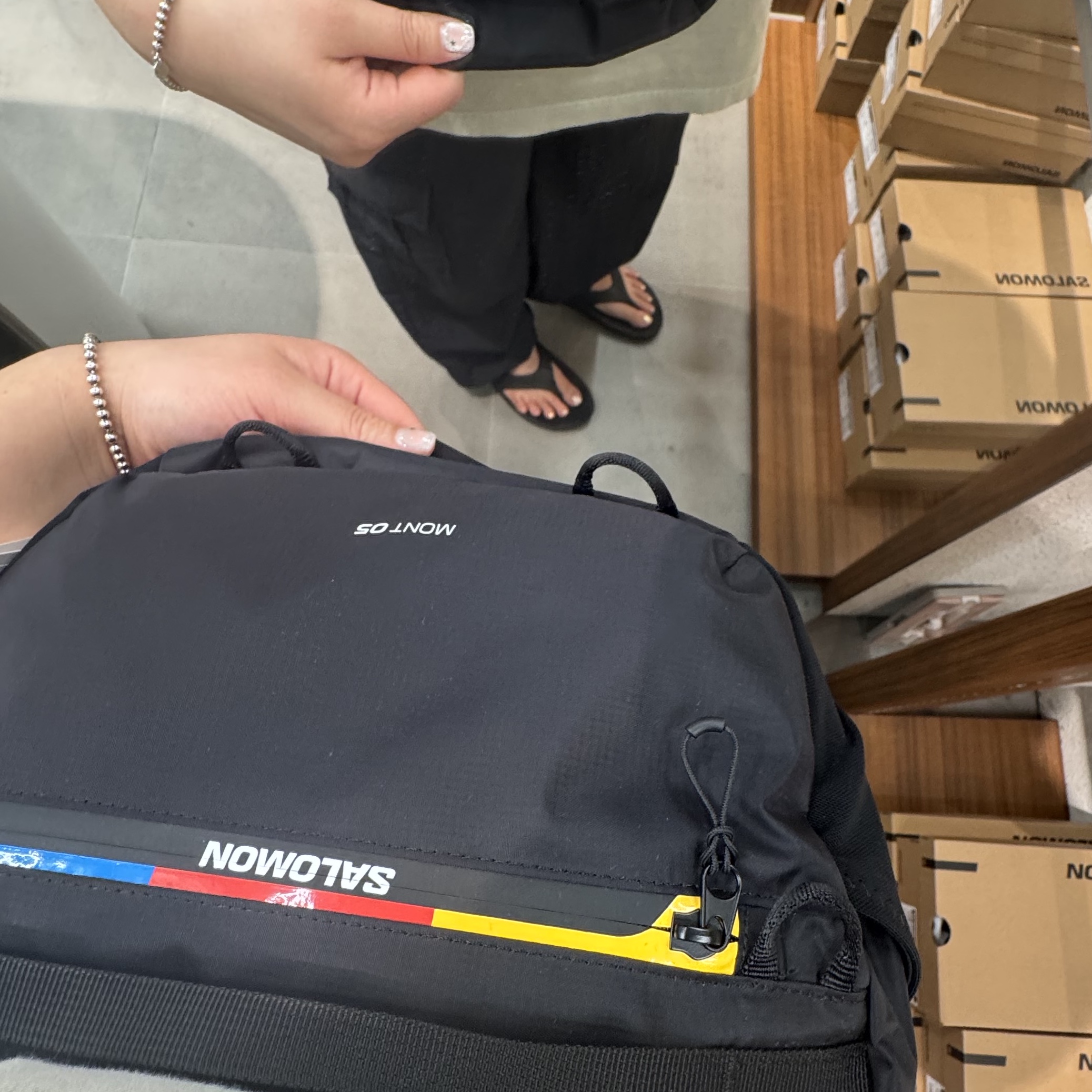 Salomon Mont Crossbody Bag 5 V2 Black 착용 스타일