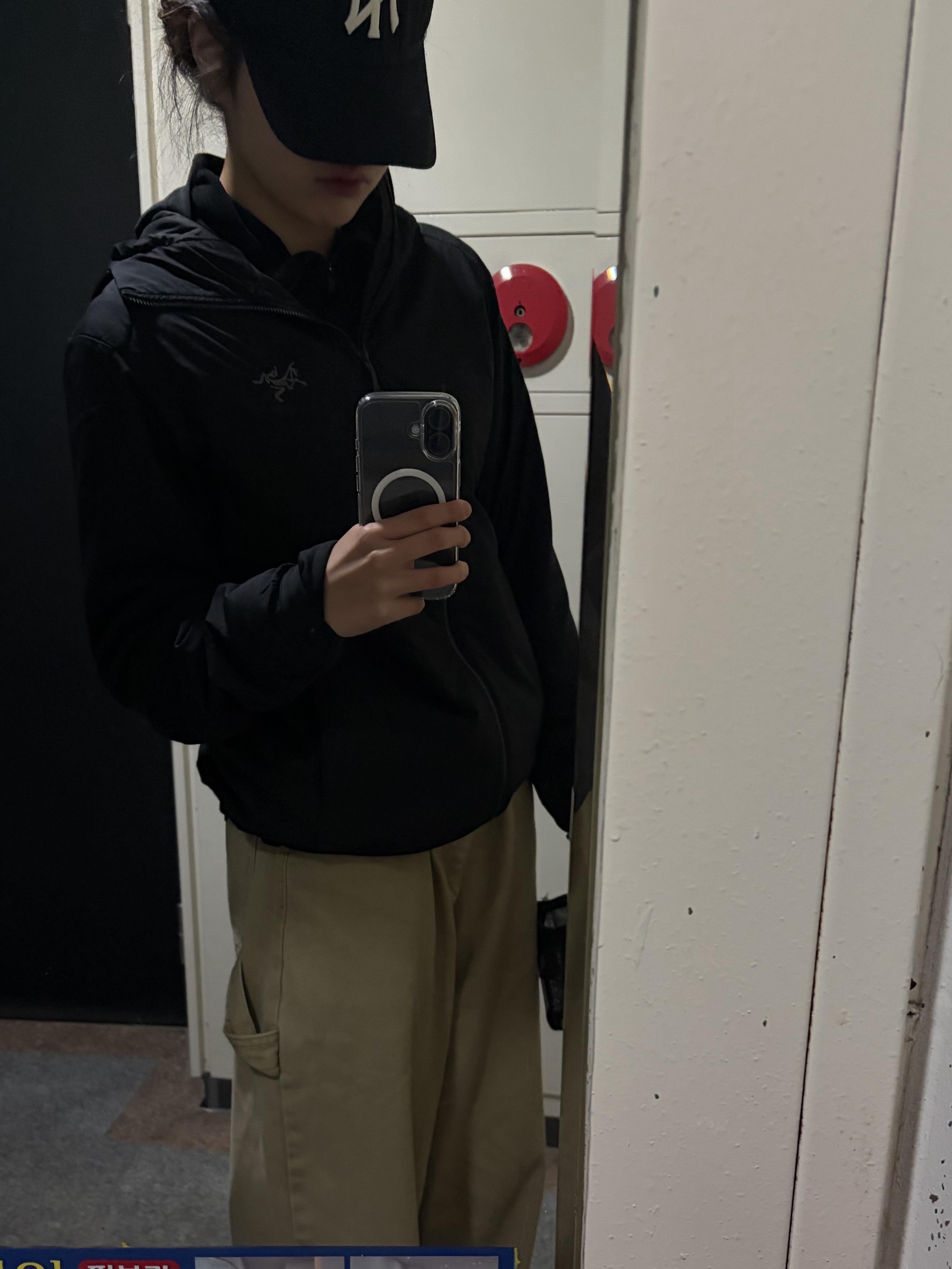 Arc'teryx Atom Hoody Black, New Era 9Forty New York Yankees Essential Cap Navy Blue 착용 스타일 - 1