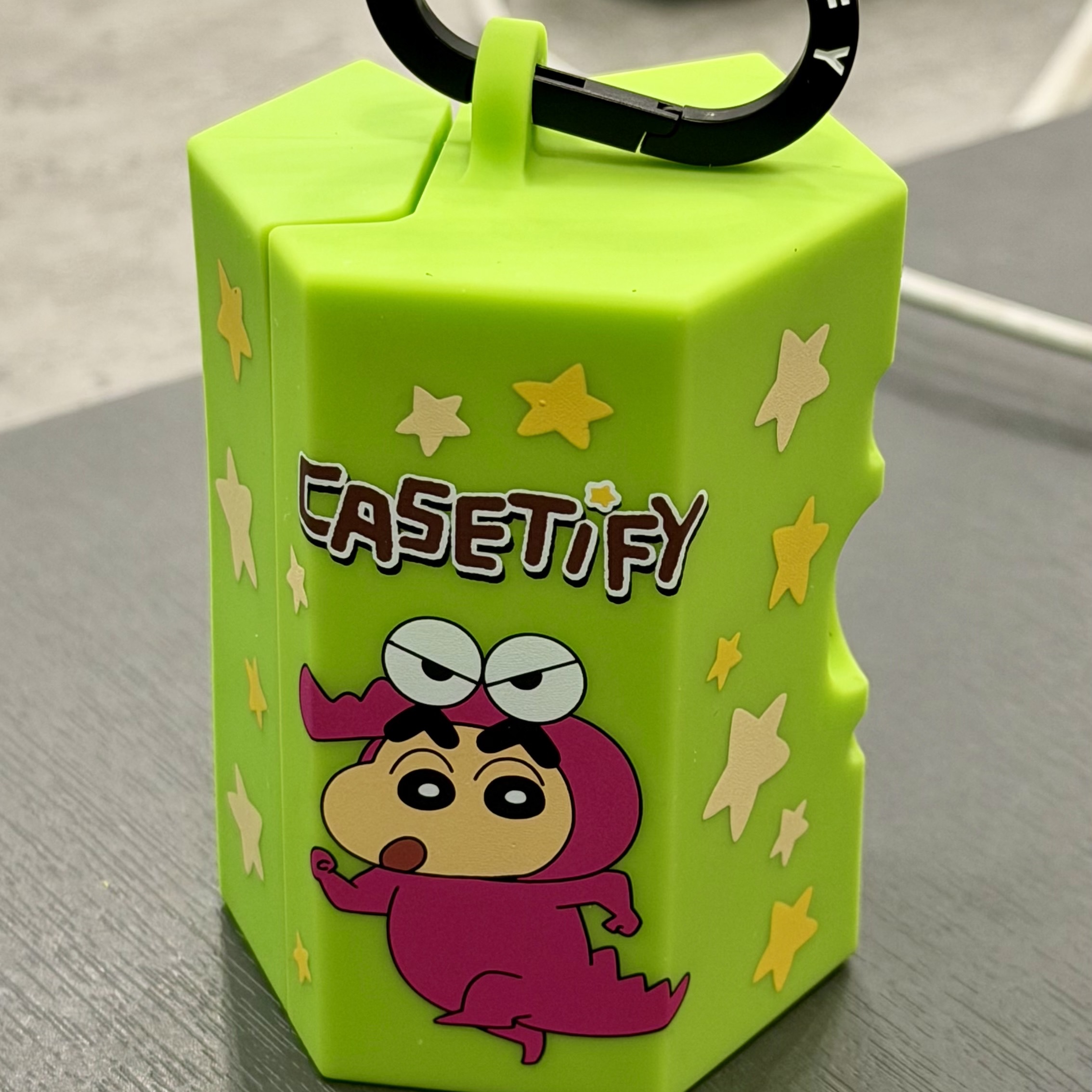 Casetify x Crayon Shin-Chan Chocobi Collectible Earbuds Case 착용 스타일 - 2