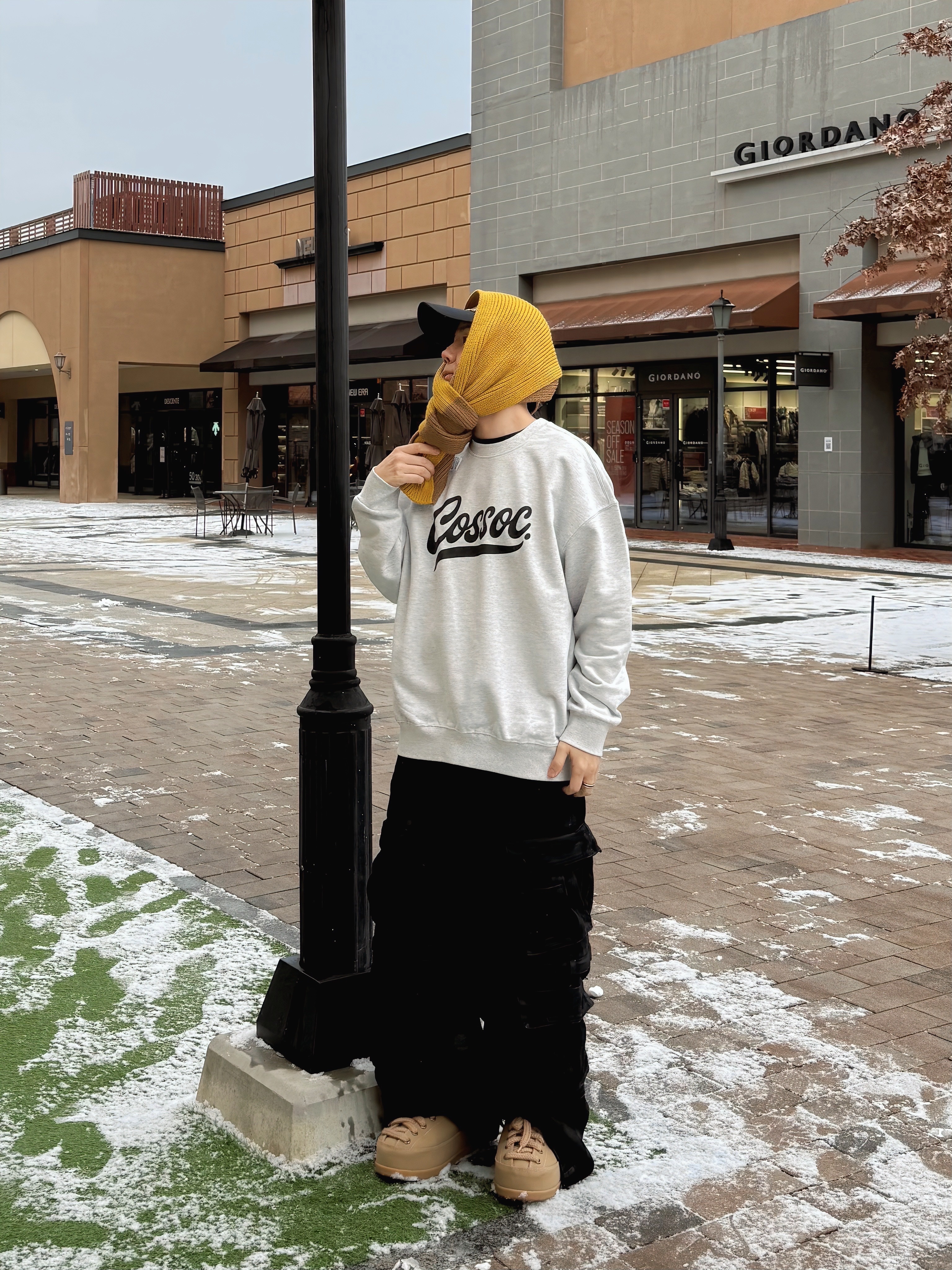 Uniqlo x Kaws Heattech Knit Scarf Yellow 착용 스타일 - 1