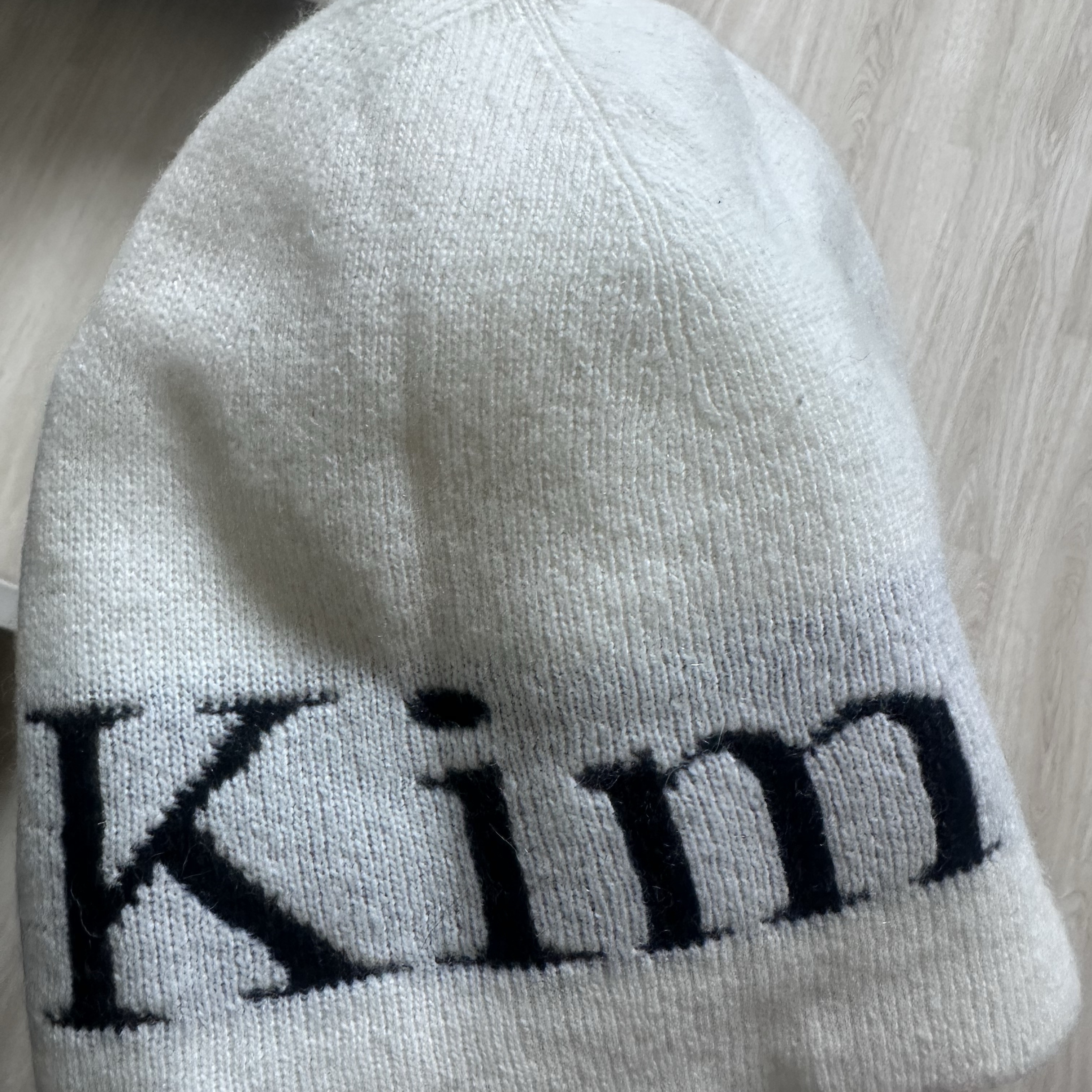 Matin Kim Logo Jacquard Short Beanie White 착용 스타일