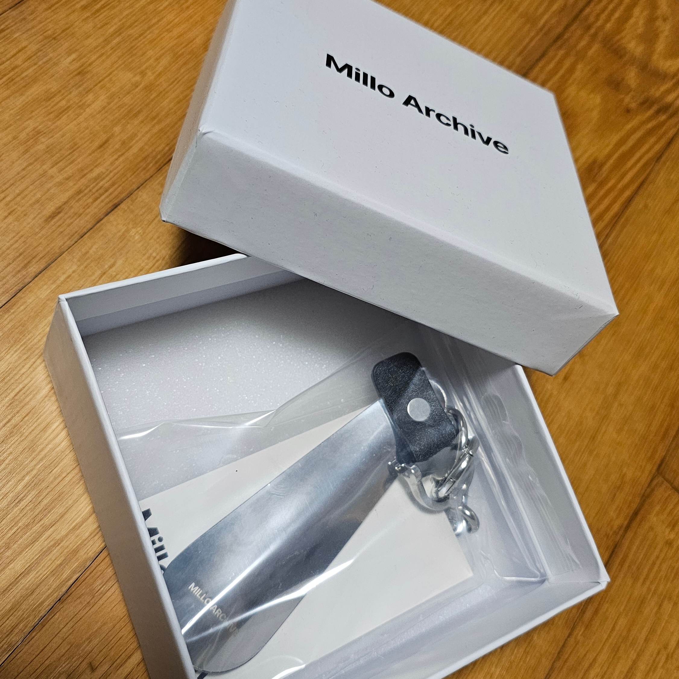 Millo Archive Cade Shoehorn Carabiner Silver 착용 스타일