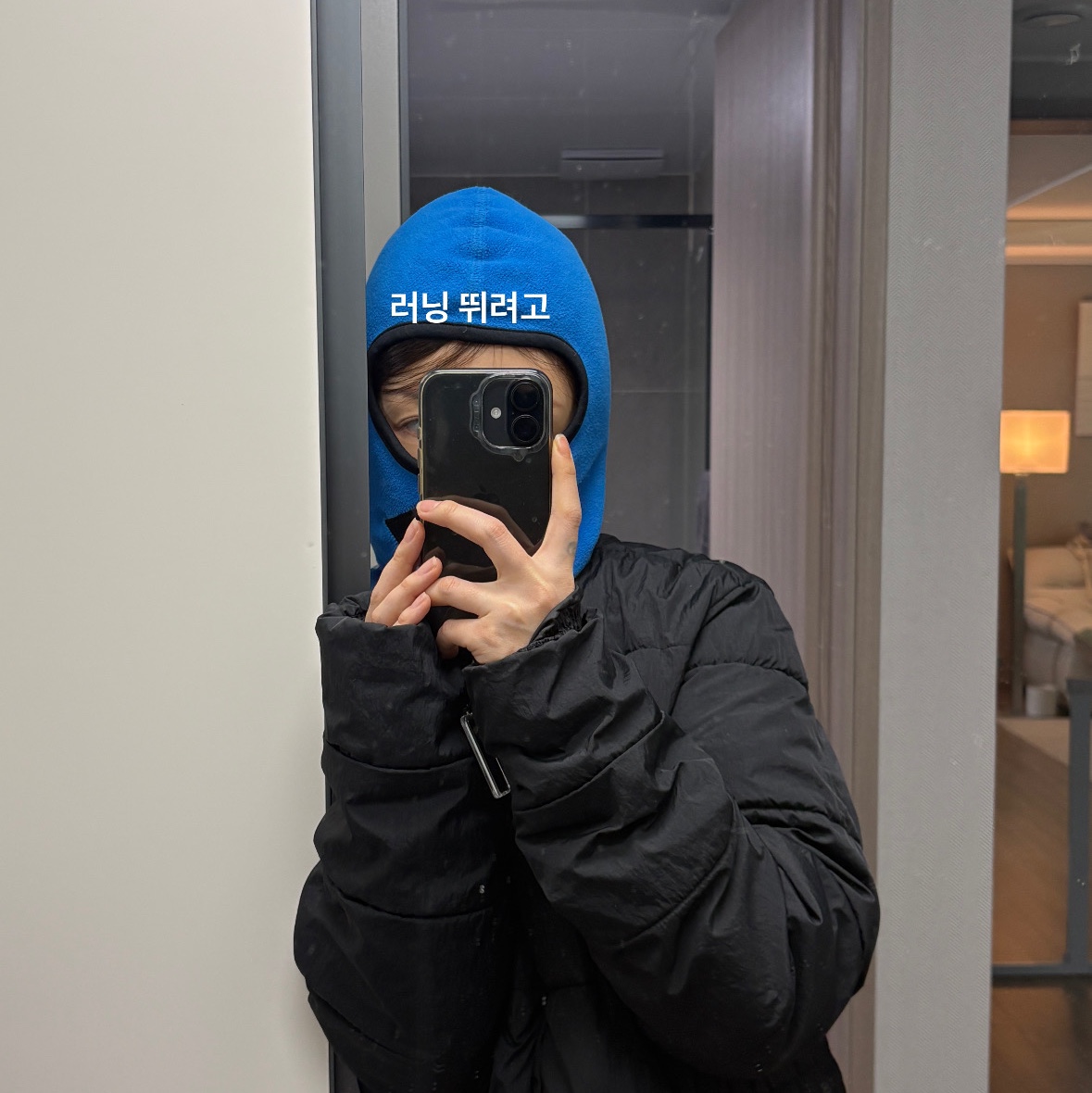 AEAE Web Logo Two Tone Ball Cap White & Blue, IAB Studio x Delicious in Dungeon Laios Sweatshirt Gray 착용 스타일 - 4