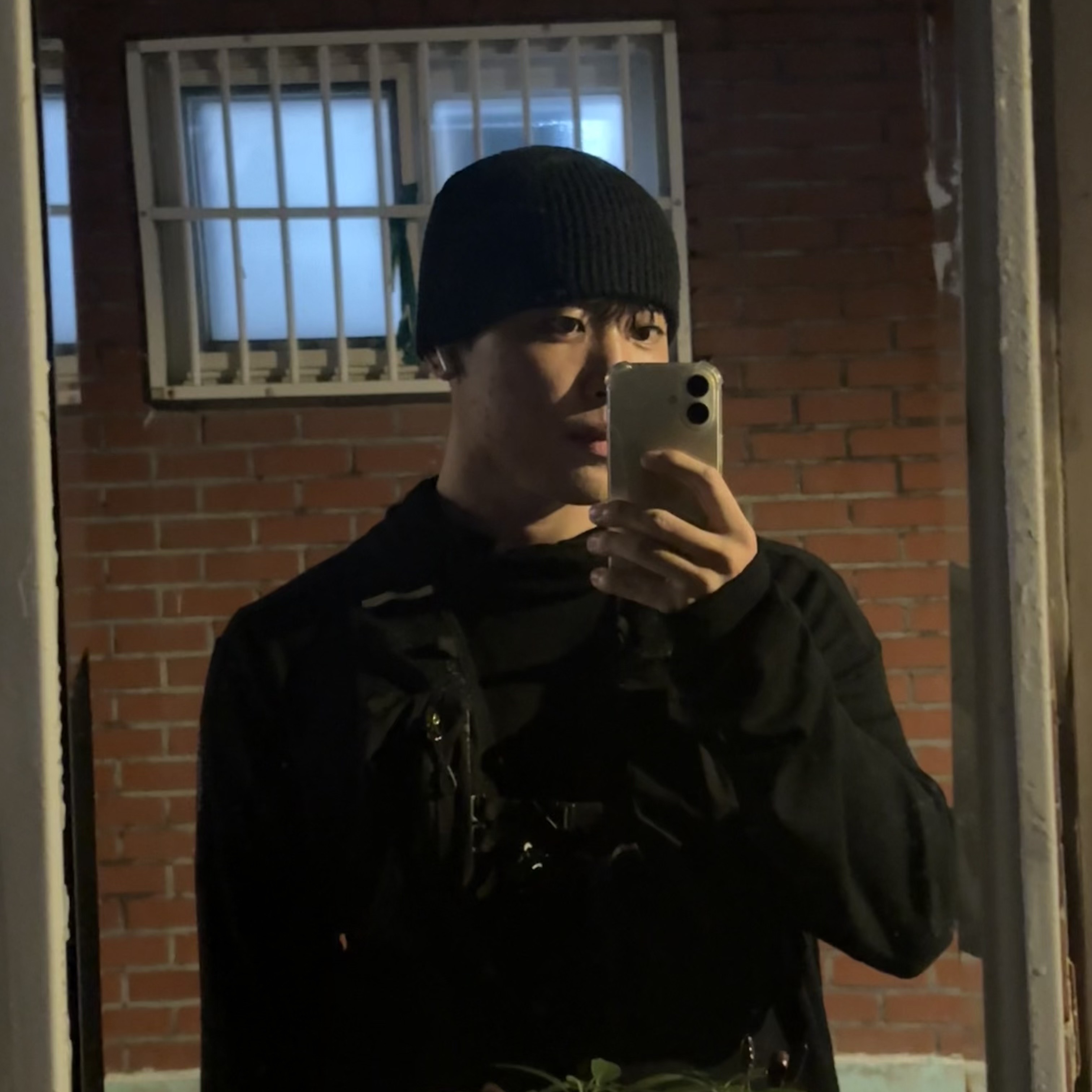 Oakley Session Beanie Blackout 착용 스타일