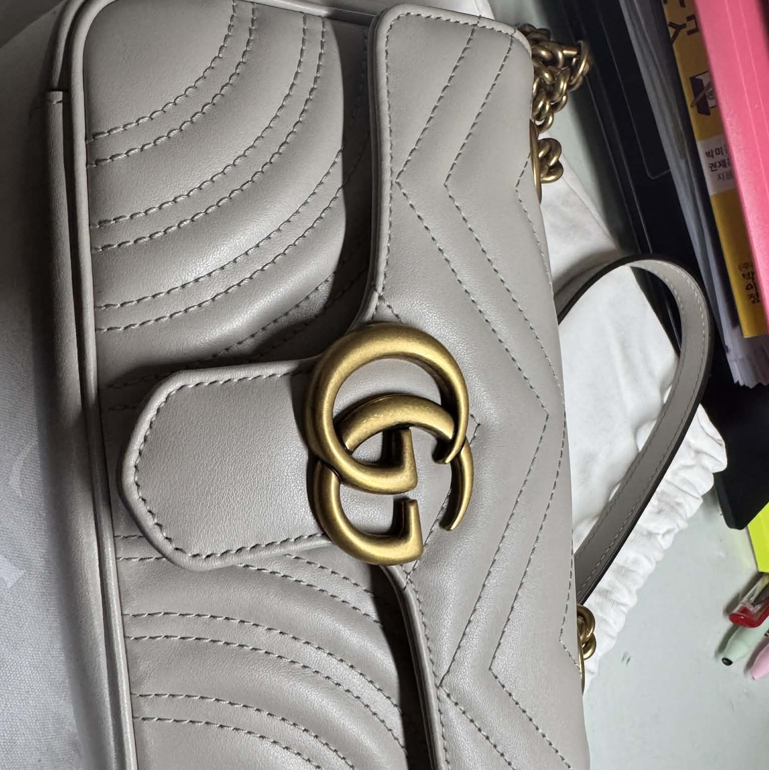 Gucci GG Marmont Matelasse Mini Bag Light Beige Leather 착용 스타일