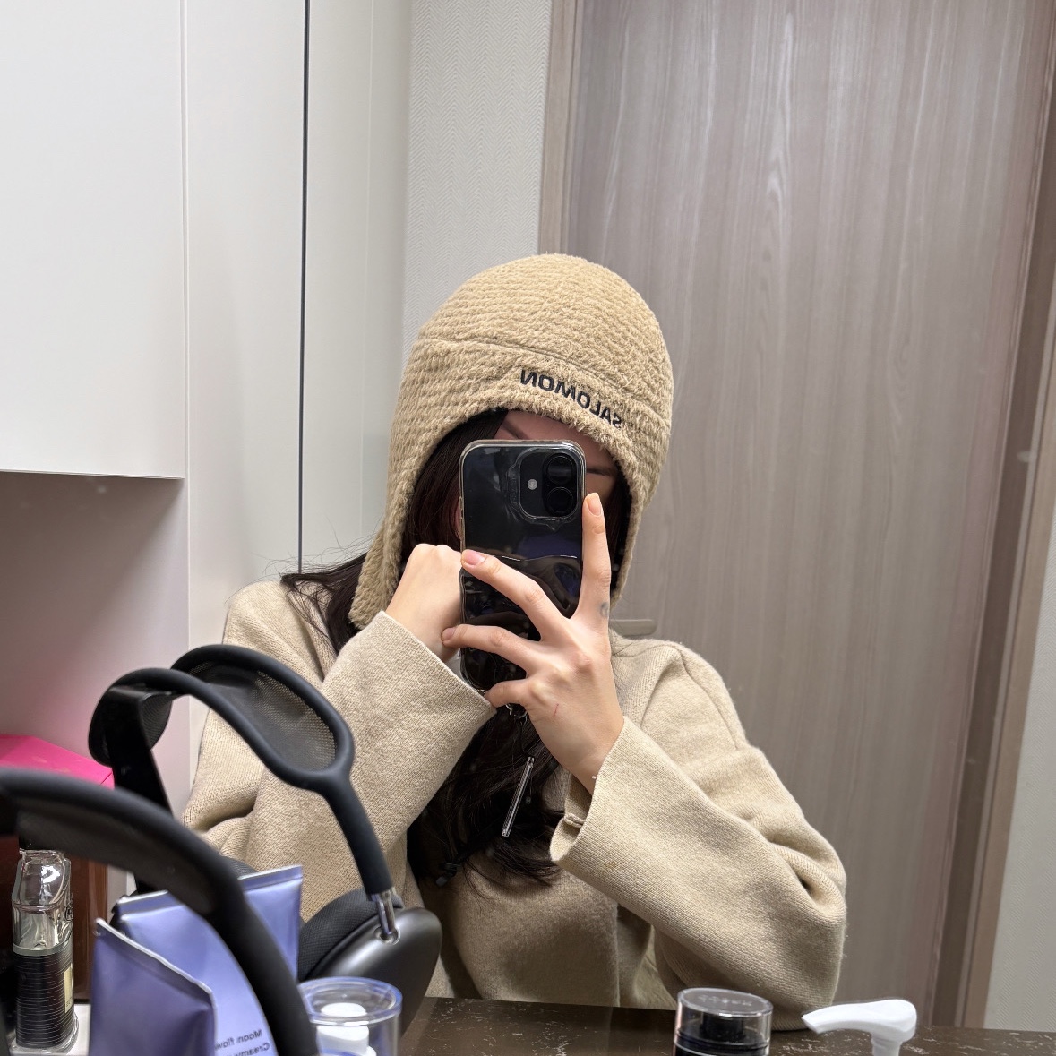 AEAE Web Logo Two Tone Ball Cap White & Blue, IAB Studio x Delicious in Dungeon Laios Sweatshirt Gray 착용 스타일 - 5