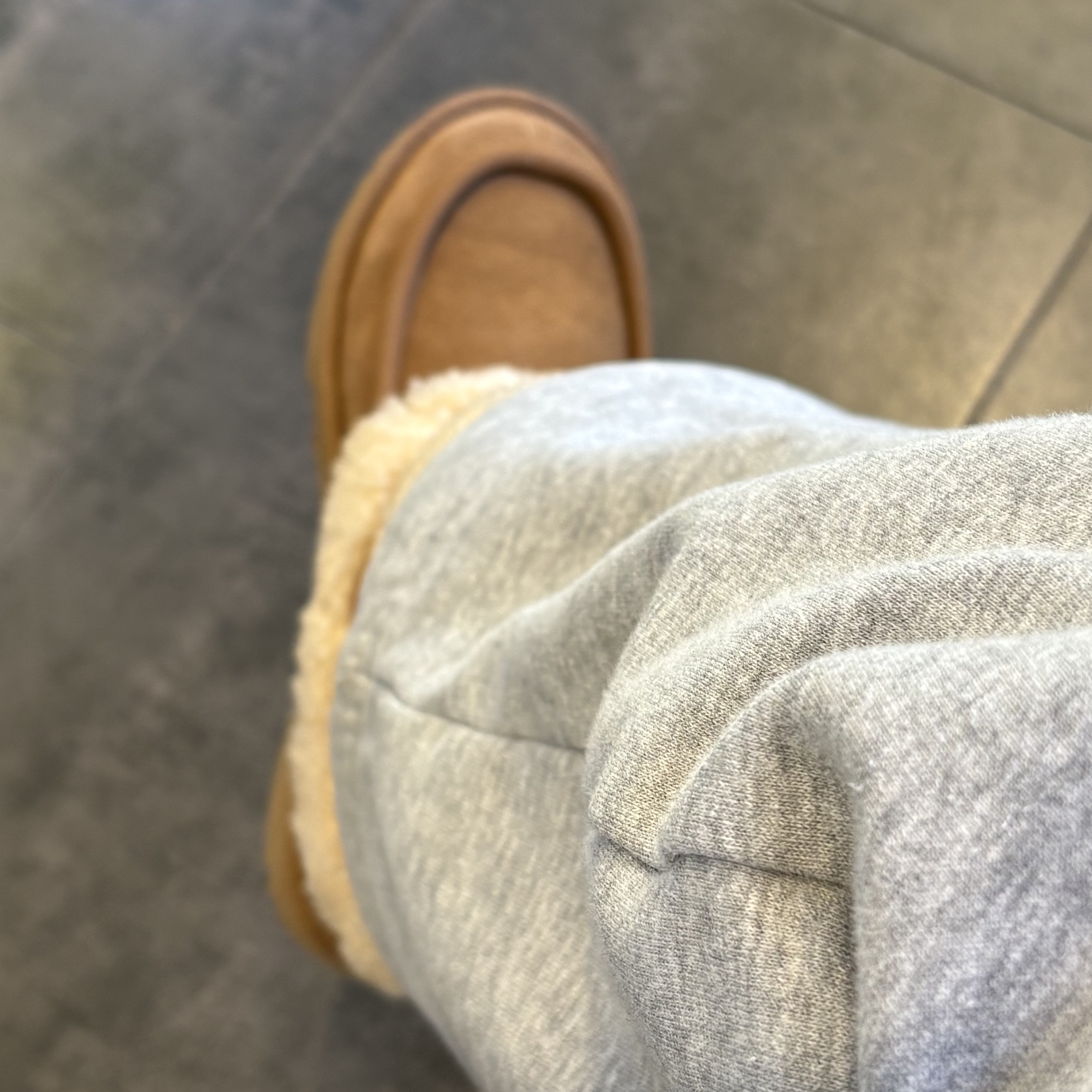 (W) UGG Ultra Mini UGG Fluff Chestnut 착용 스타일