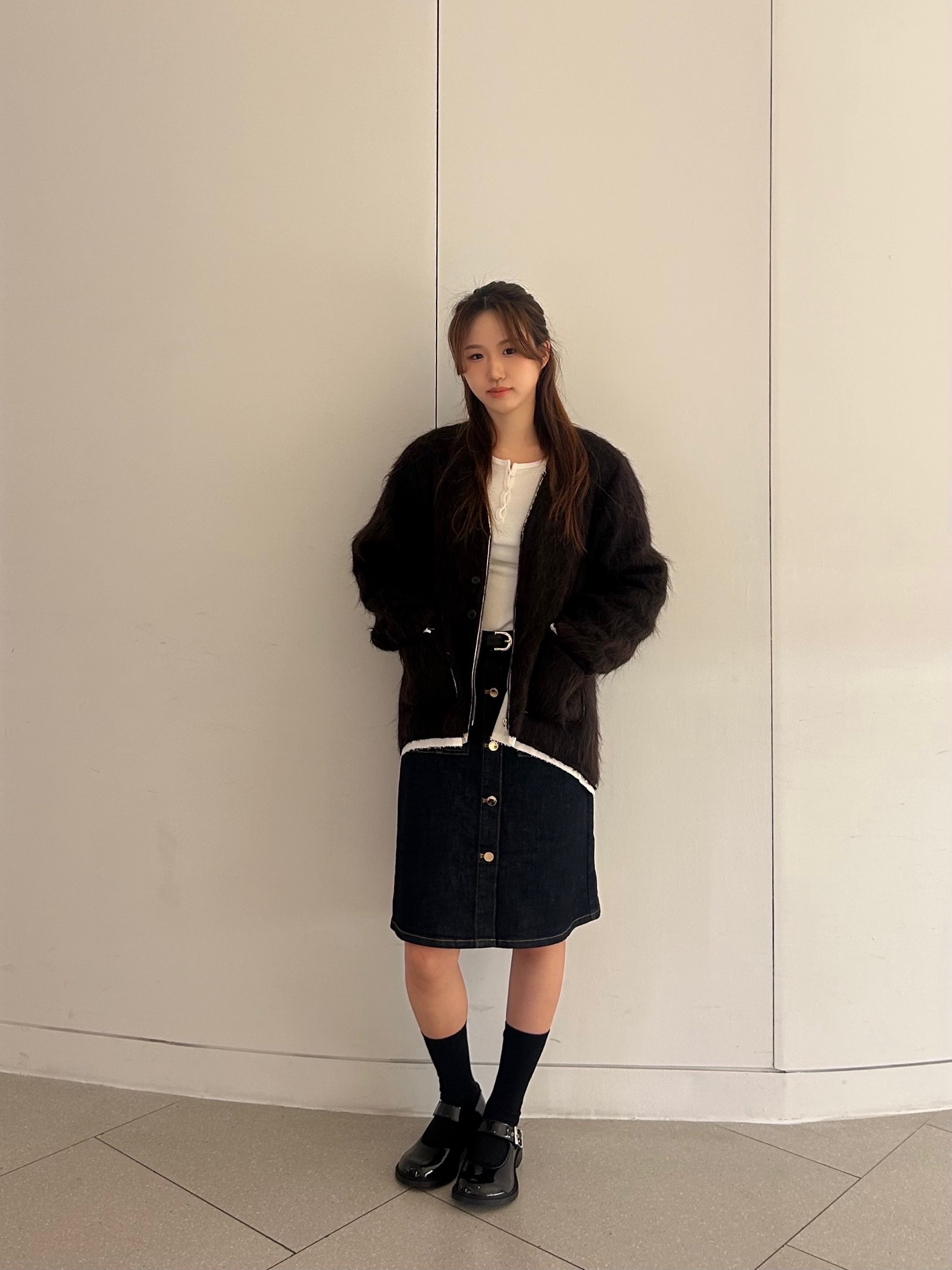 Camiel Fortgens Cardi V Brown - 25FW 착용 스타일 - 2