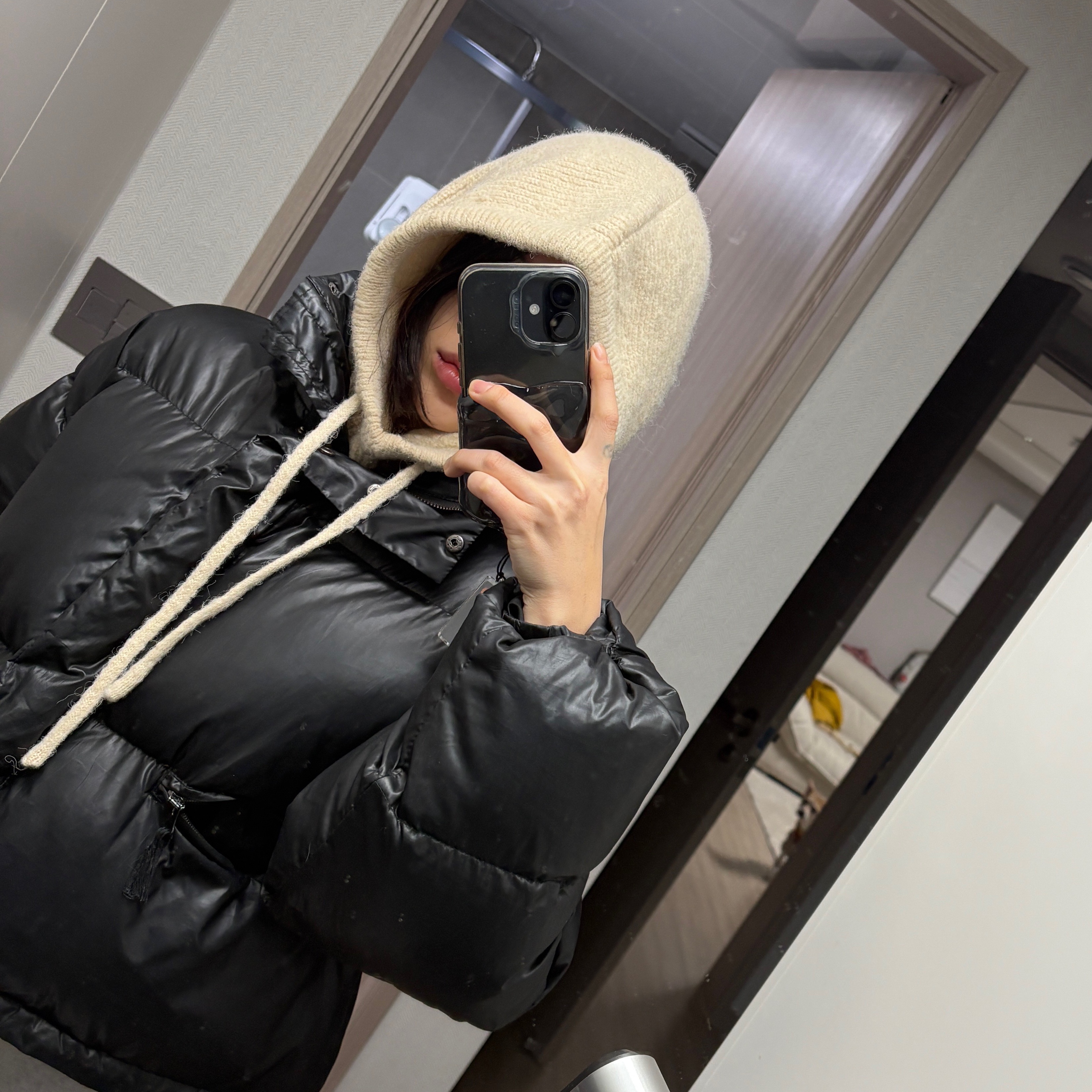AEAE Web Logo Two Tone Ball Cap White & Blue, IAB Studio x Delicious in Dungeon Laios Sweatshirt Gray 착용 스타일 - 6