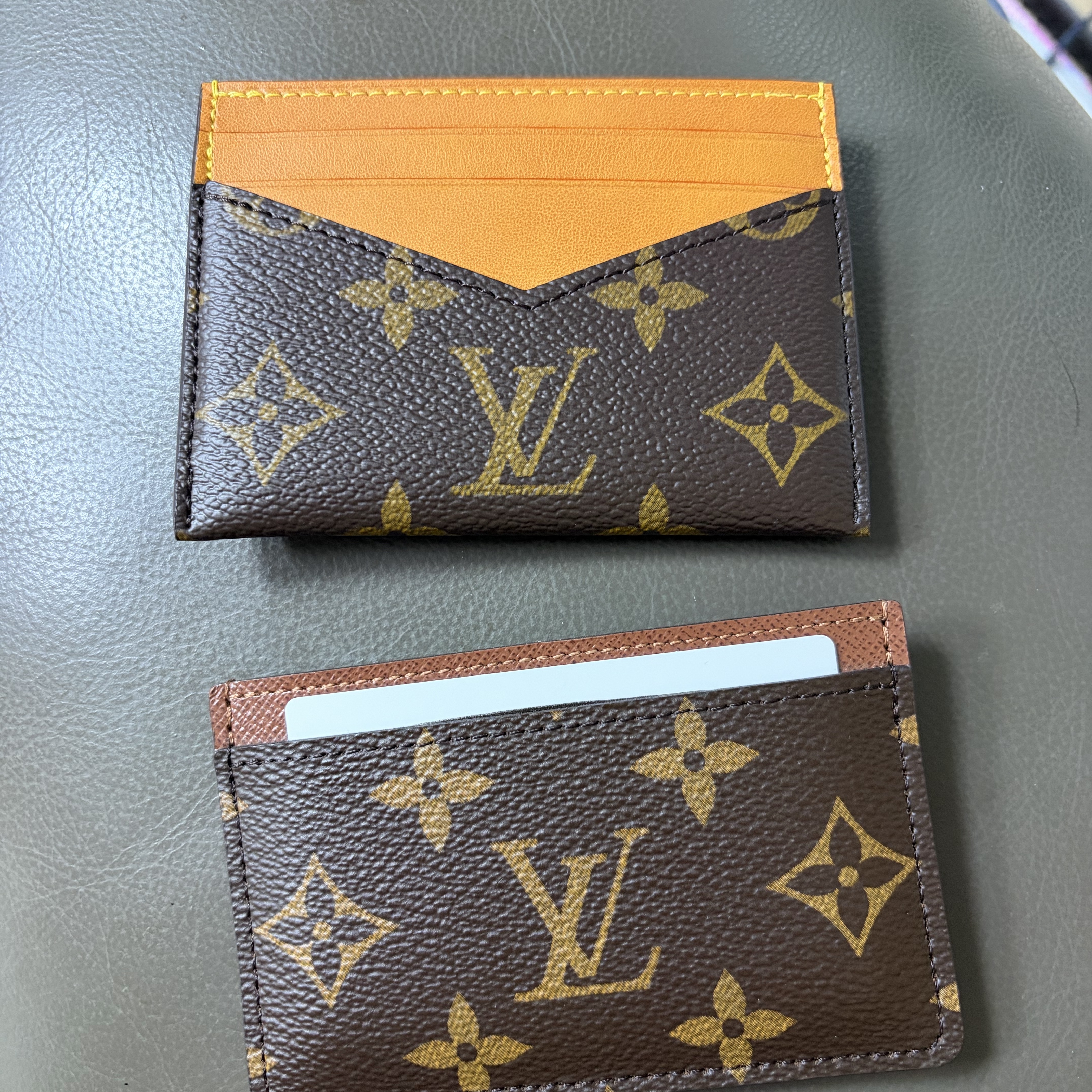 Louis Vuitton Triple Card Holder Monogram 착용 스타일