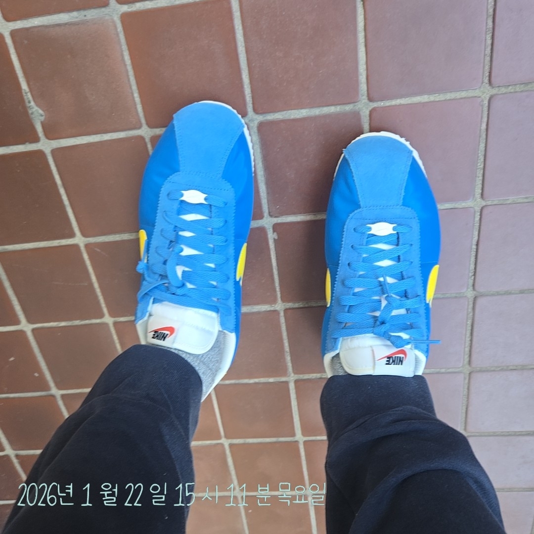 Nike Cortez TXT Light Photo Blue Sail 착용 스타일
