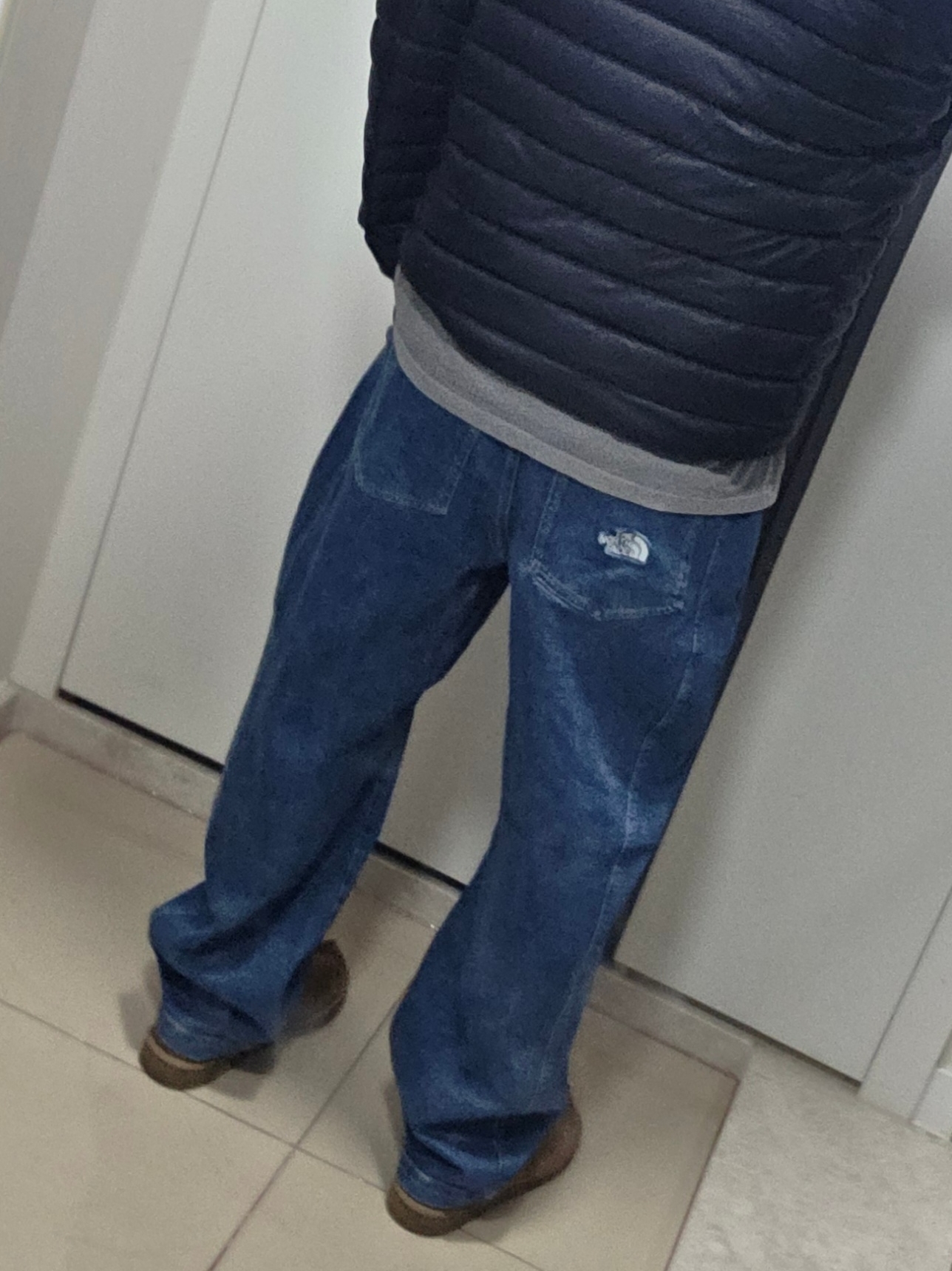 Patagonia Down Sweater Black, UGG Tasman Slipper Chestnut 착용 스타일 - 3