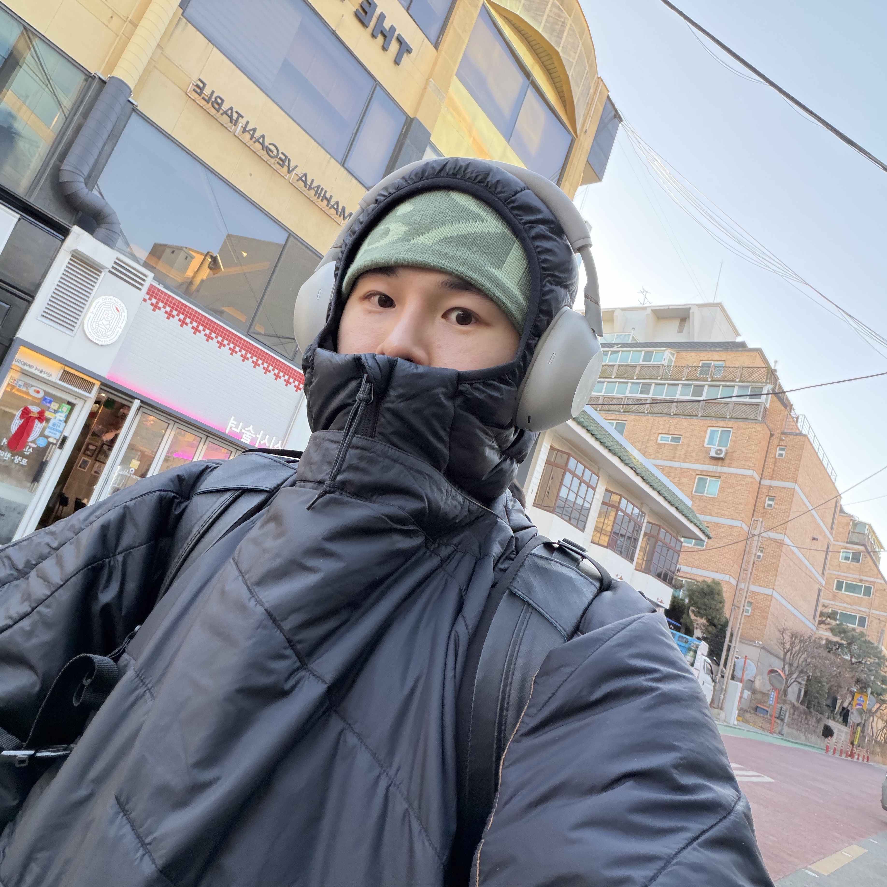 Rab Knit Logo Headband Dark Fig Green Fig Green 착용 스타일 - 2