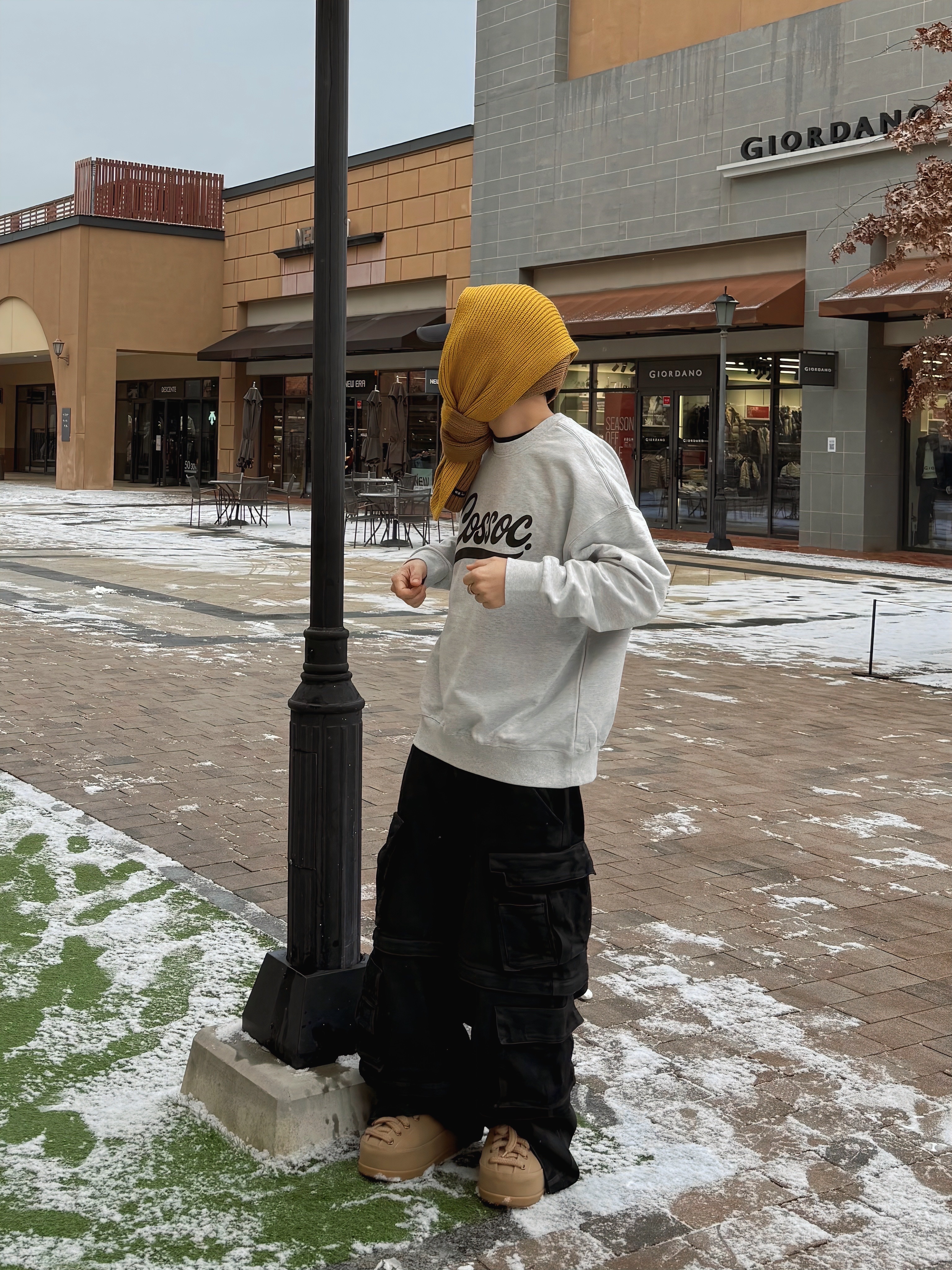 Uniqlo x Kaws Heattech Knit Scarf Yellow 착용 스타일 - 2