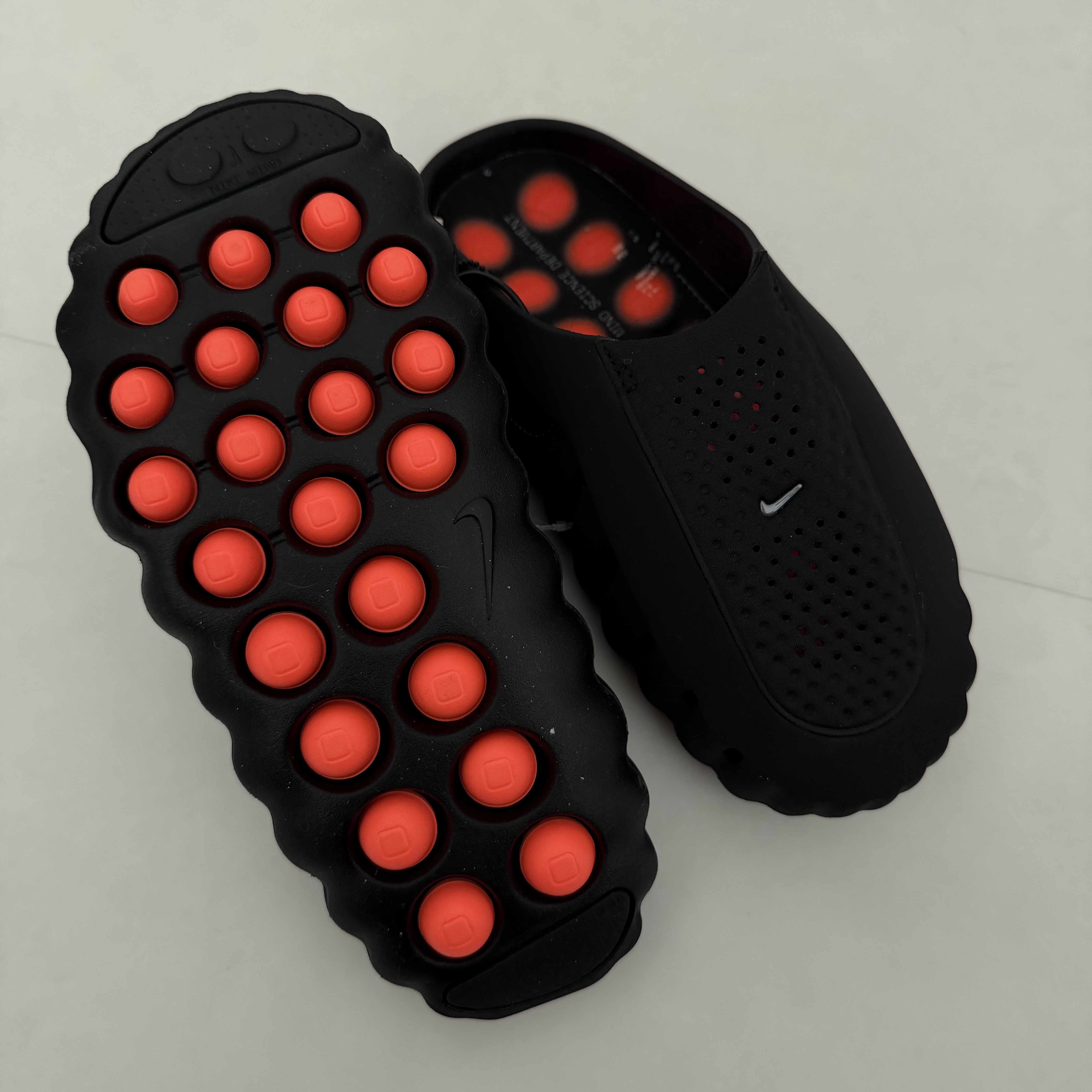 (W) Nike Mind 001 Black Hyper Crimson 착용 스타일 - 2