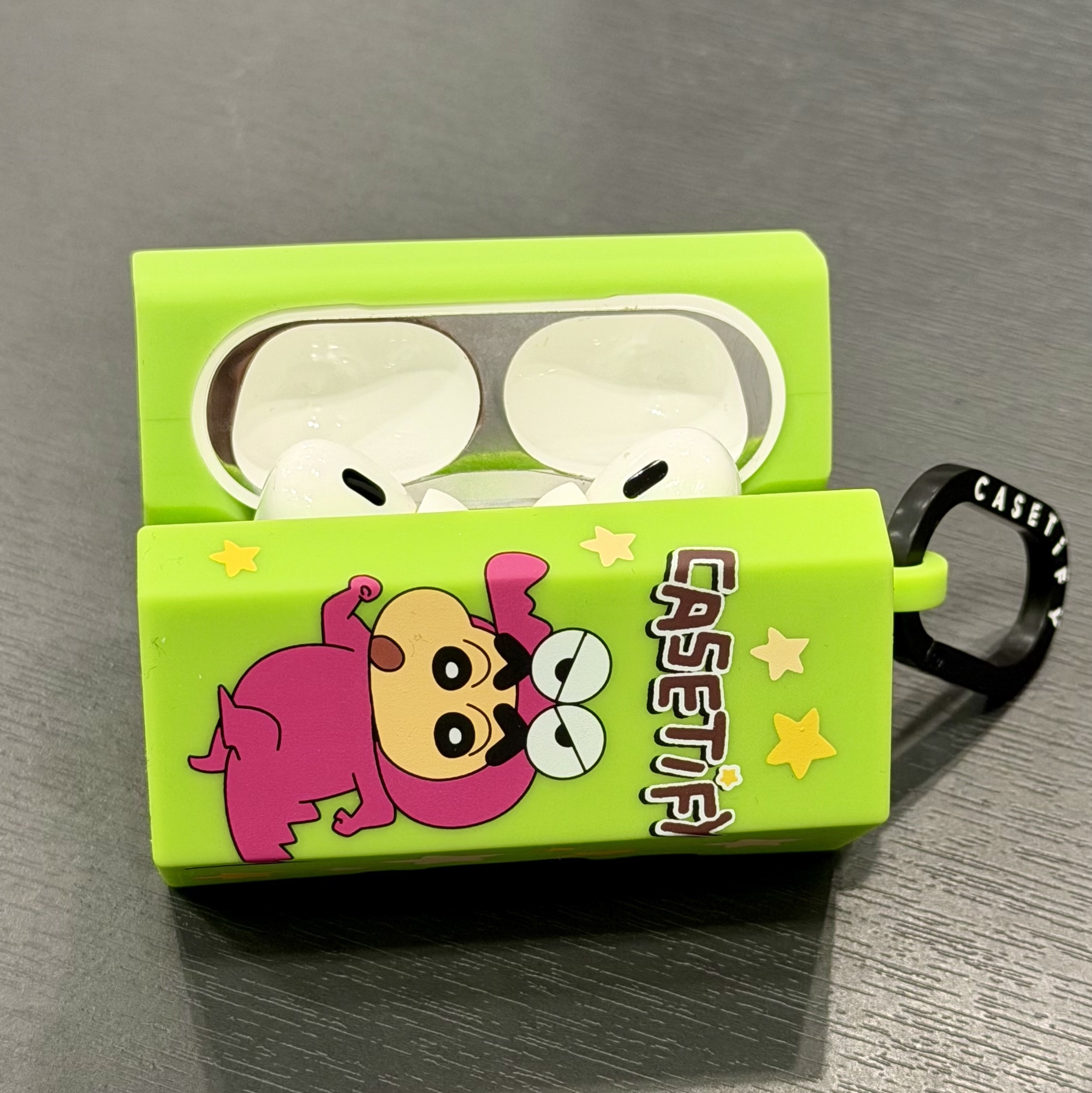 Casetify x Crayon Shin-Chan Chocobi Collectible Earbuds Case 착용 스타일 - 3