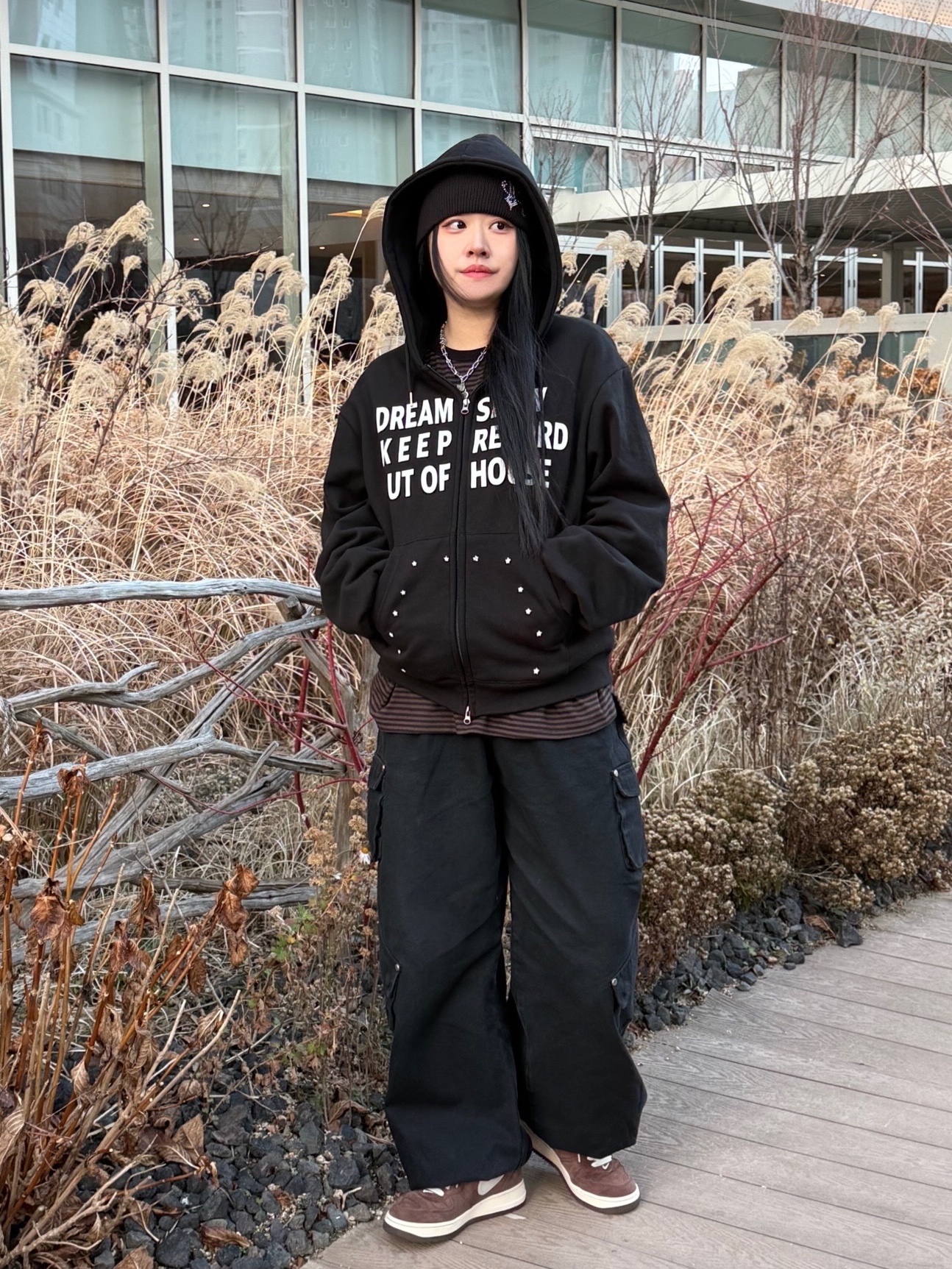 SLOW RECORD HOUSE Typo Star Hood Zip-up Black 착용 스타일 - 1